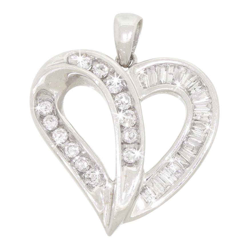 Pendentif cœur d'amour en or blanc 10 carats pour collier avec diamants baguettes et ronds de 1/2 carat poids total