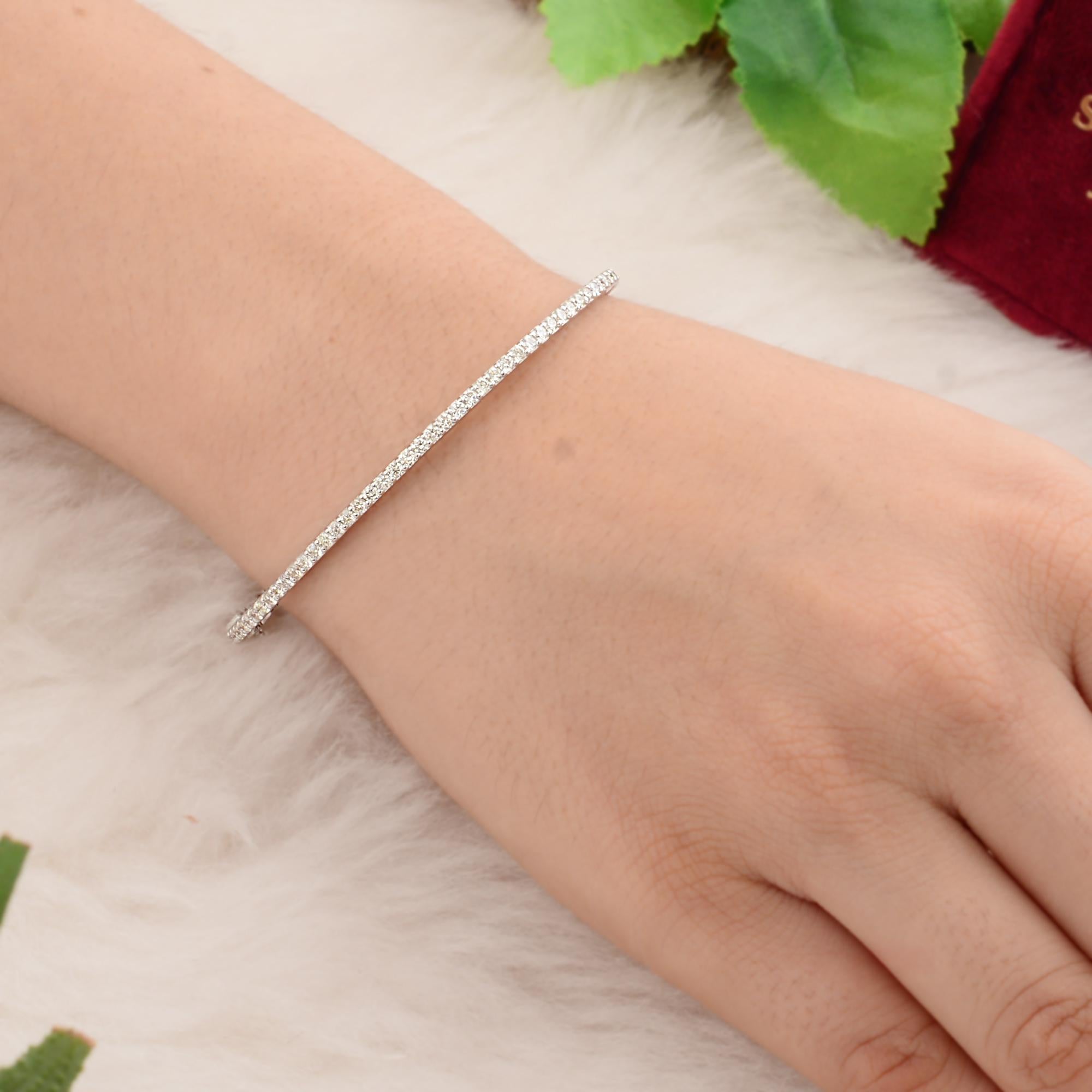 Dieser exquisite Armreif ist aus 10-karätigem Gold gegossen und mit 1,10 Karat funkelnden Diamanten besetzt.

FOLLOW SPECTRUM JEWELS Storefront, um die neueste Collection'S und exklusive Stücke zu sehen. Spectrum Jewels ist stolz darauf, ein Top
