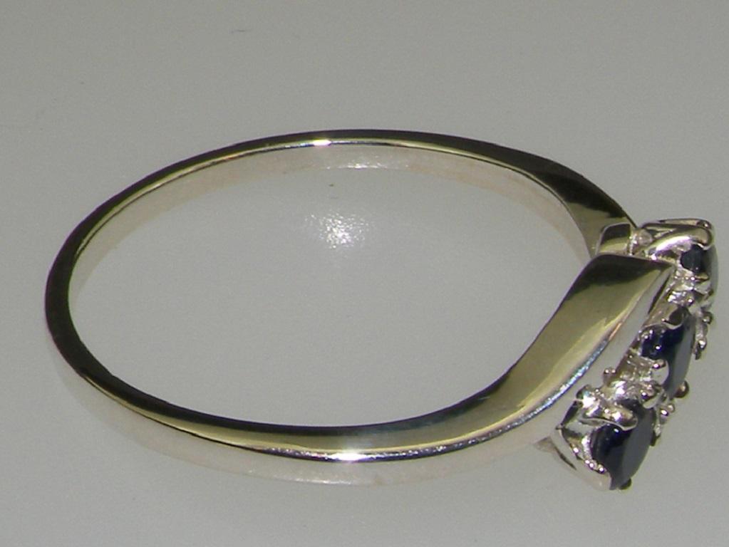 Im Angebot: 10 Karat Weißgold Trilogy-Ring mit natürlichem blauem Saphir, modernes Design, anpassbar () 4