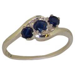 10 Karat Weißgold Trilogy-Ring mit natürlichem blauem Saphir, modernes Design, anpassbar