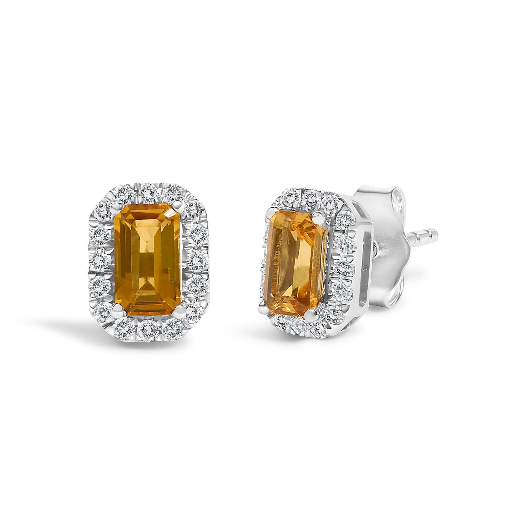 Enveloppez-vous dans le luxe de ces boucles d'oreilles enchanteresses, méticuleusement réalisées en or blanc 10K. Au cœur de chaque pièce se trouve une citrine orange d'origine naturelle de 5x3 mm, de taille émeraude, qui incarne l'élégance grâce à