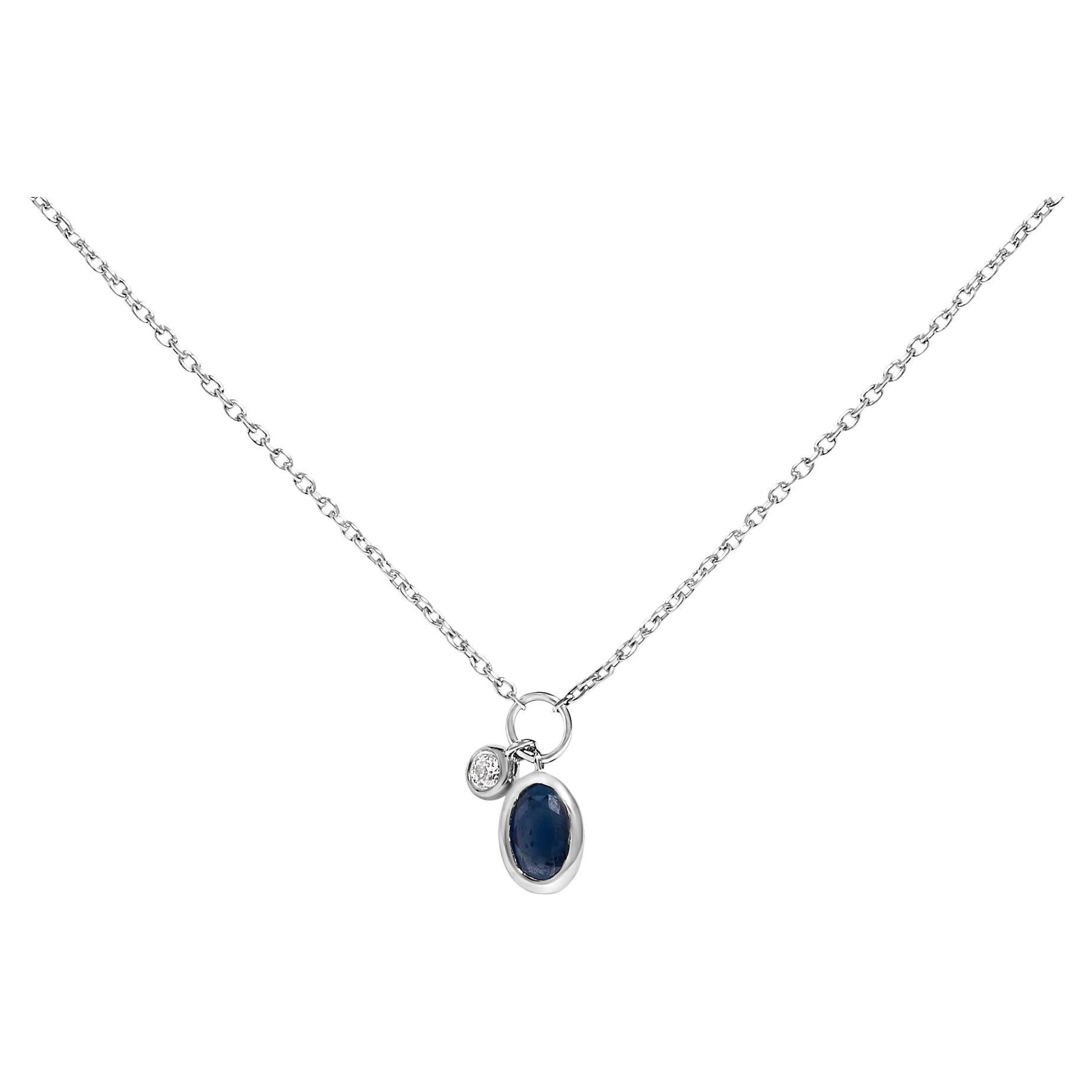 Collana con doppio charme da 18" in oro bianco 10K con zaffiro blu ovale e diamante in vendita
