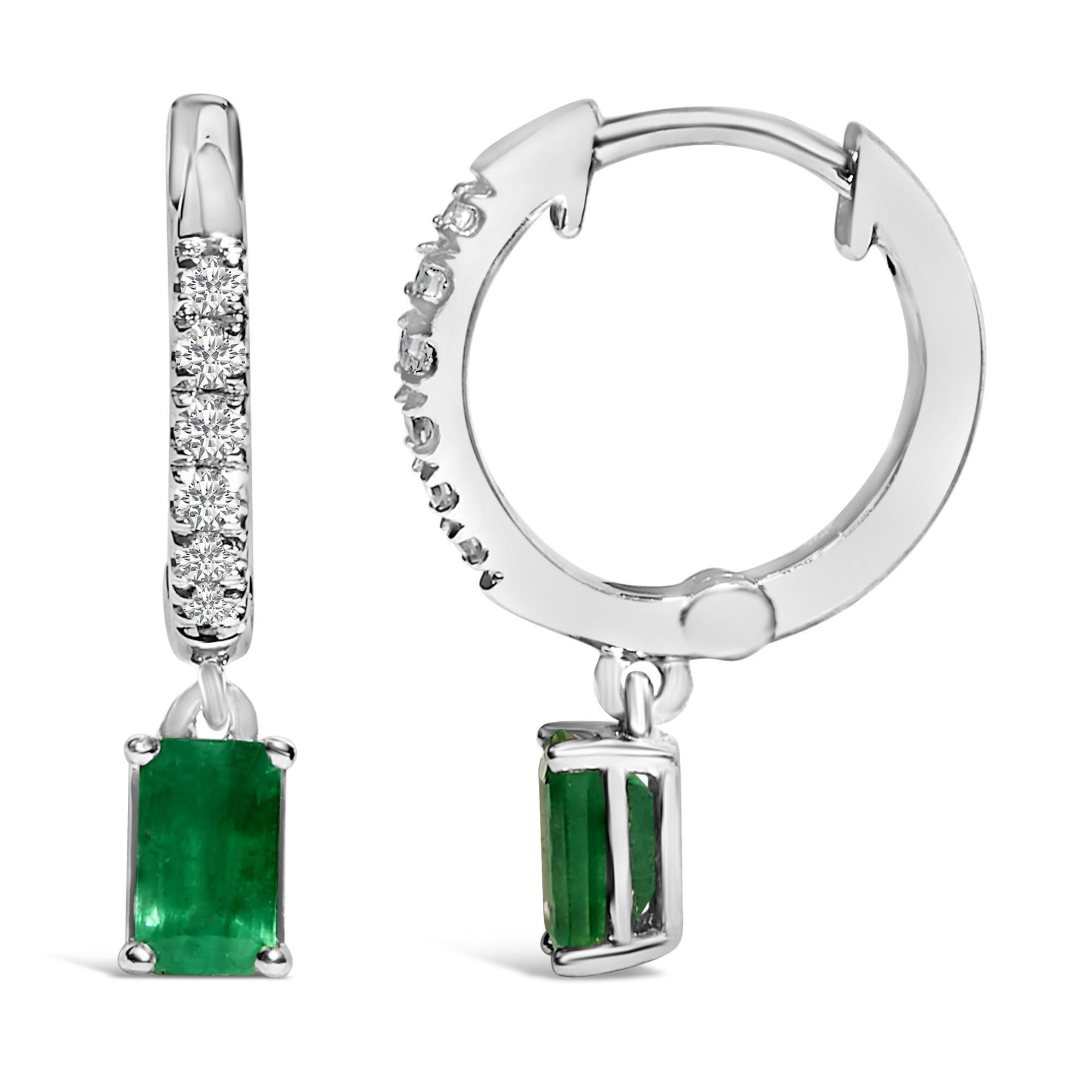 Pendientes de oro blanco de 10 quilates con esmeralda verde ovalada y diamantes de 1/8 qt Moderno en venta