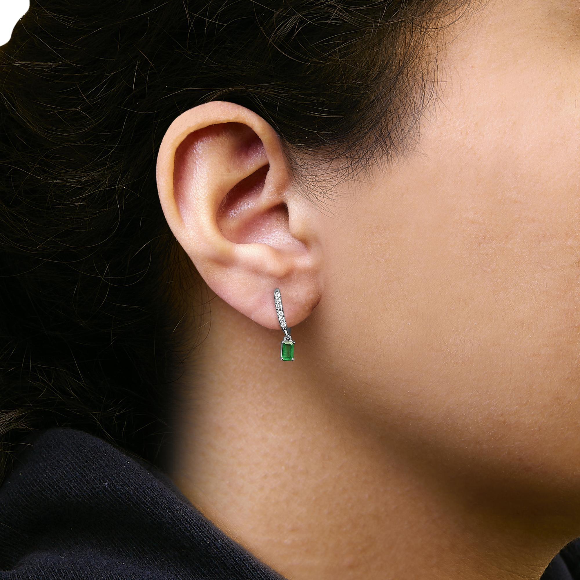 Pendientes de oro blanco de 10 quilates con esmeralda verde ovalada y diamantes de 1/8 qt Corte esmeralda en venta