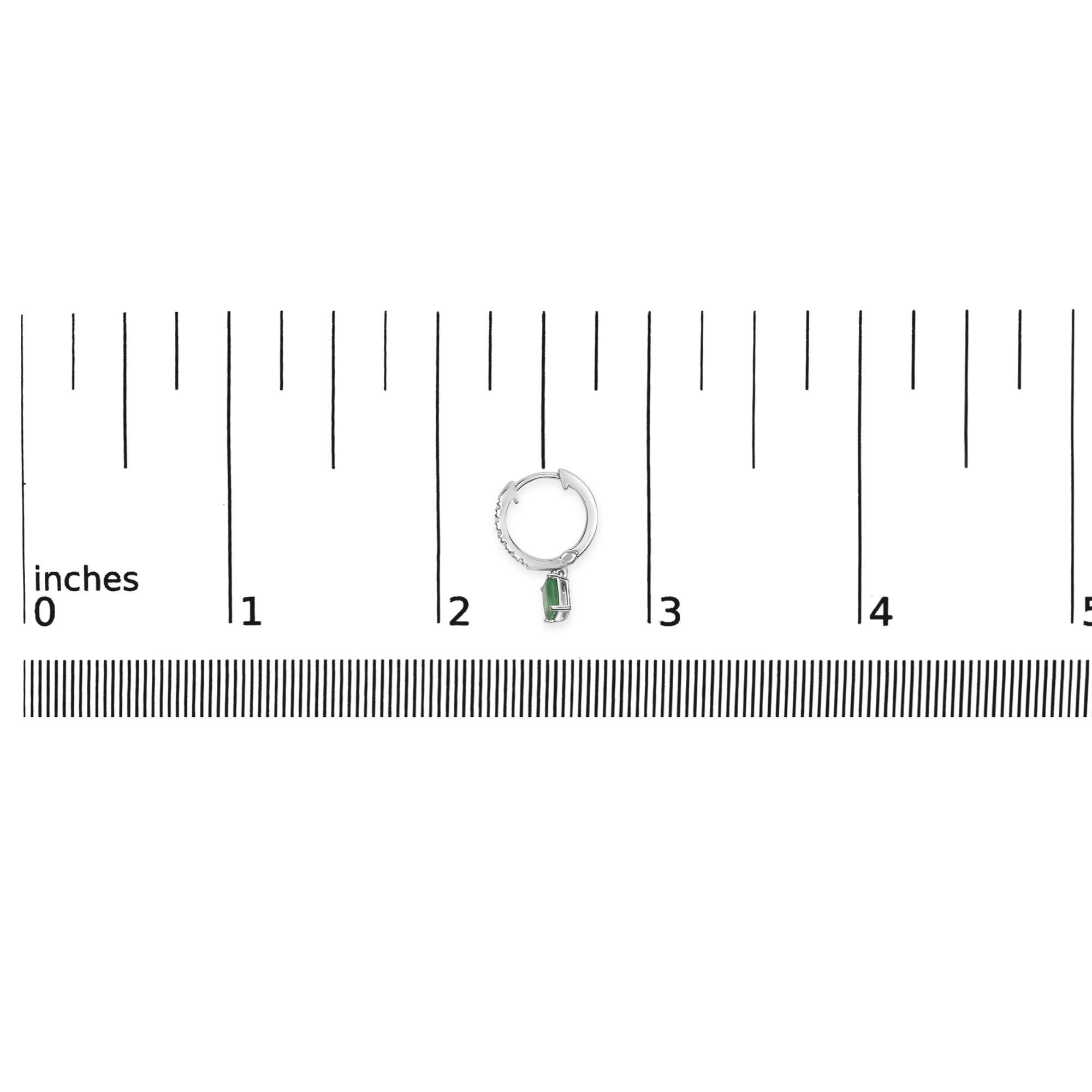 Pendientes de oro blanco de 10 quilates con esmeralda verde ovalada y diamantes de 1/8 qt en Nuevo estado para la venta en New York, NY