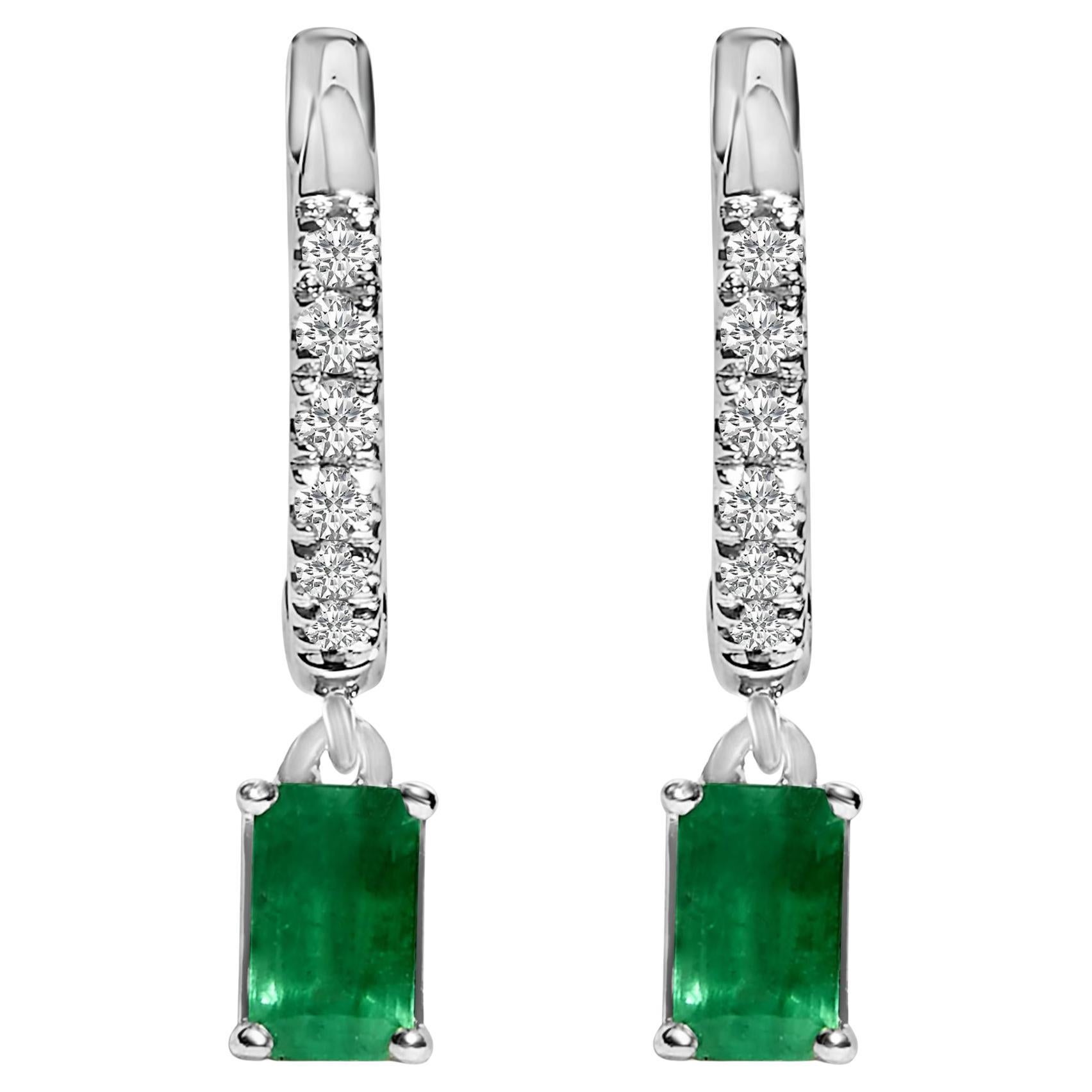 Pendientes de oro blanco de 10 quilates con esmeralda verde ovalada y diamantes de 1/8 qt en venta