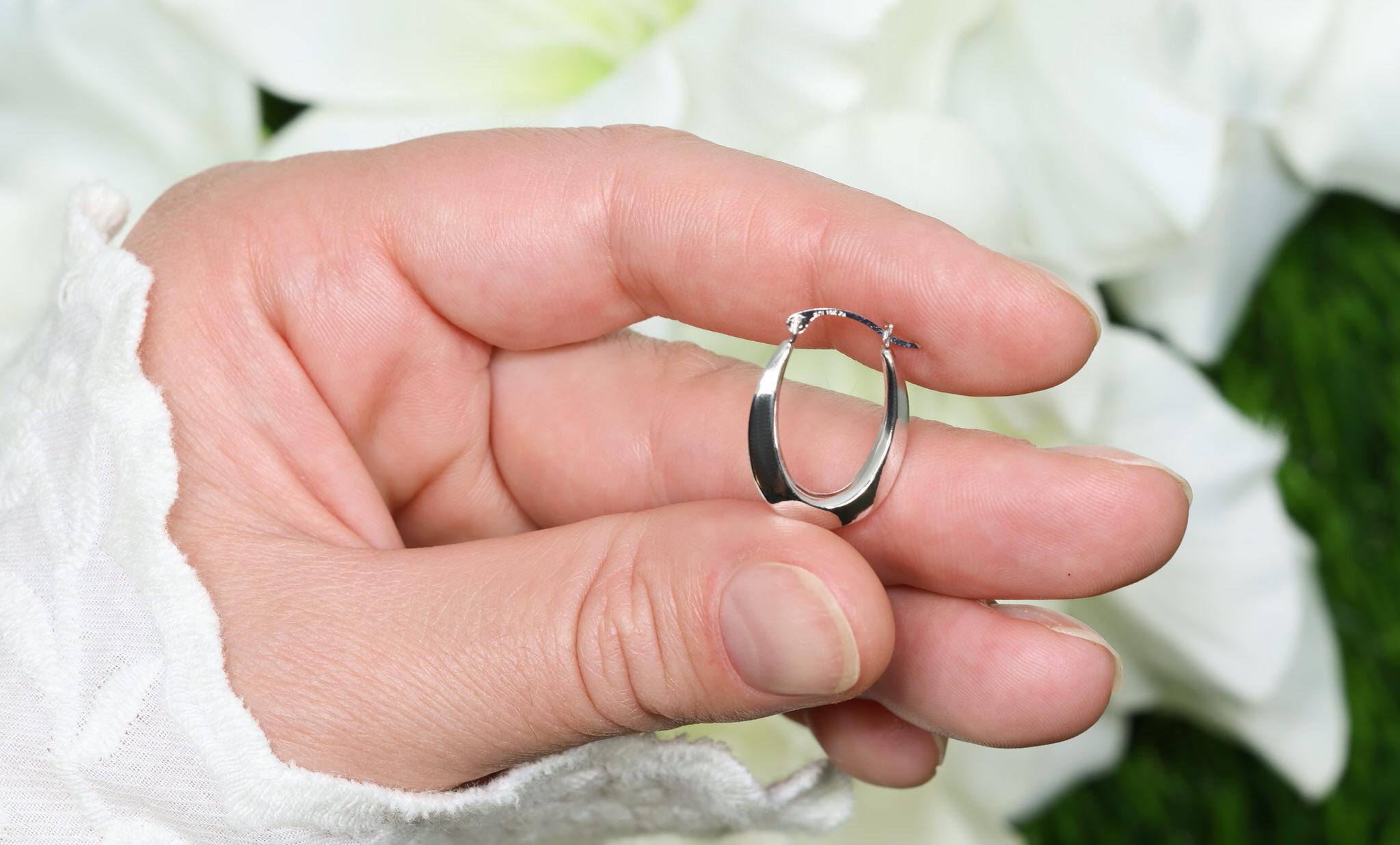 10K White Gold Oval Hoop Earrings In Excellent Condition For Sale In Aliso Viejo, CA