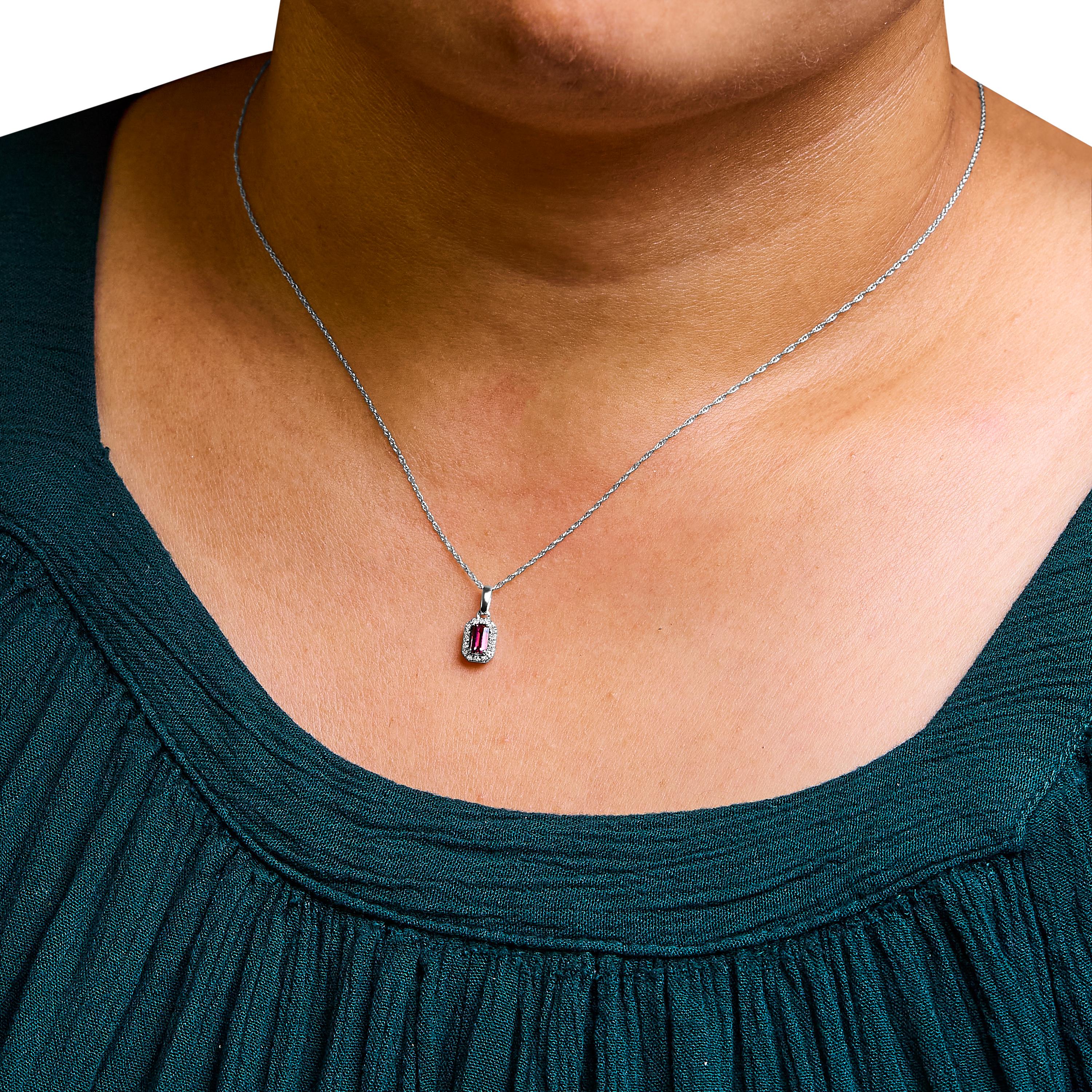 Collana con ciondolo a raggiera ovale in oro bianco 10K con tormalina rosa e accenti di diamante In condizioni Nuovo in vendita a New York, NY
