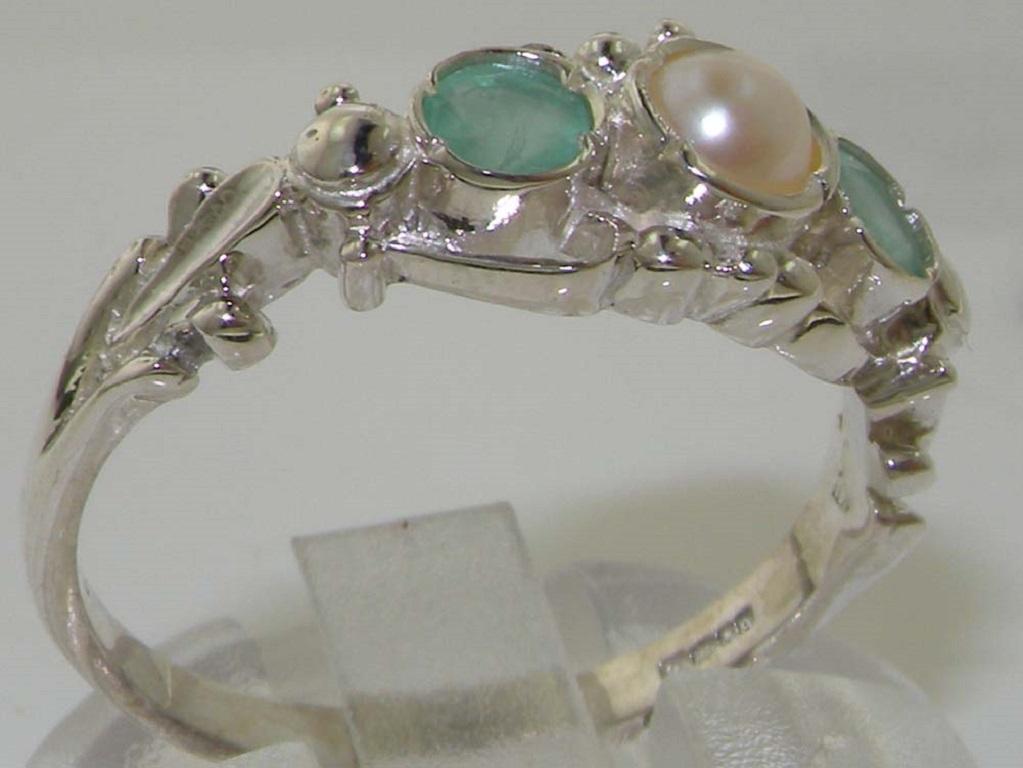Im Angebot: 10 Karat Weißgold Perle &amp; Smaragd Damen georgianisch inspirierter Trilogie Ring () 3
