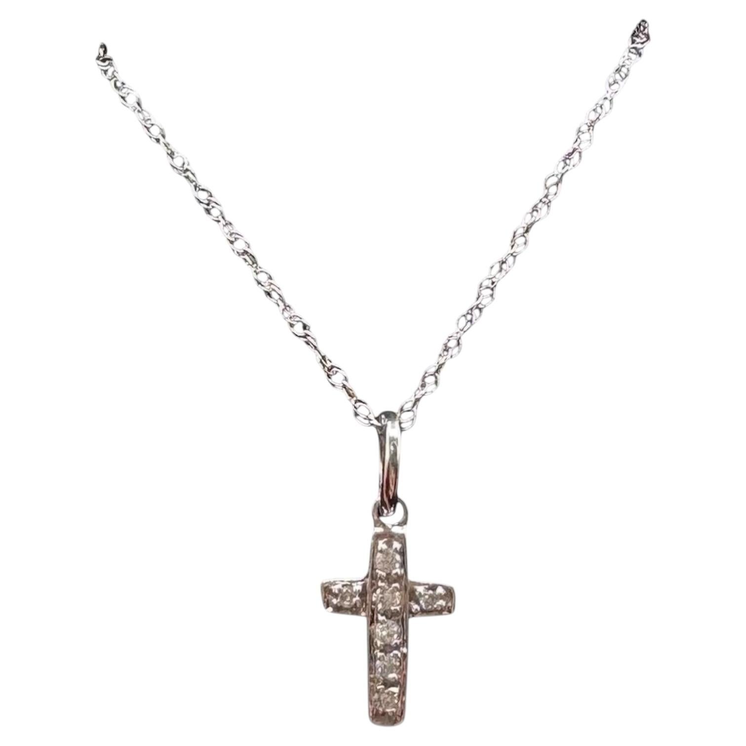 Collar Cruz Pequeño Diamante Oro Blanco 10K 0.03ct 18 Pulgadas