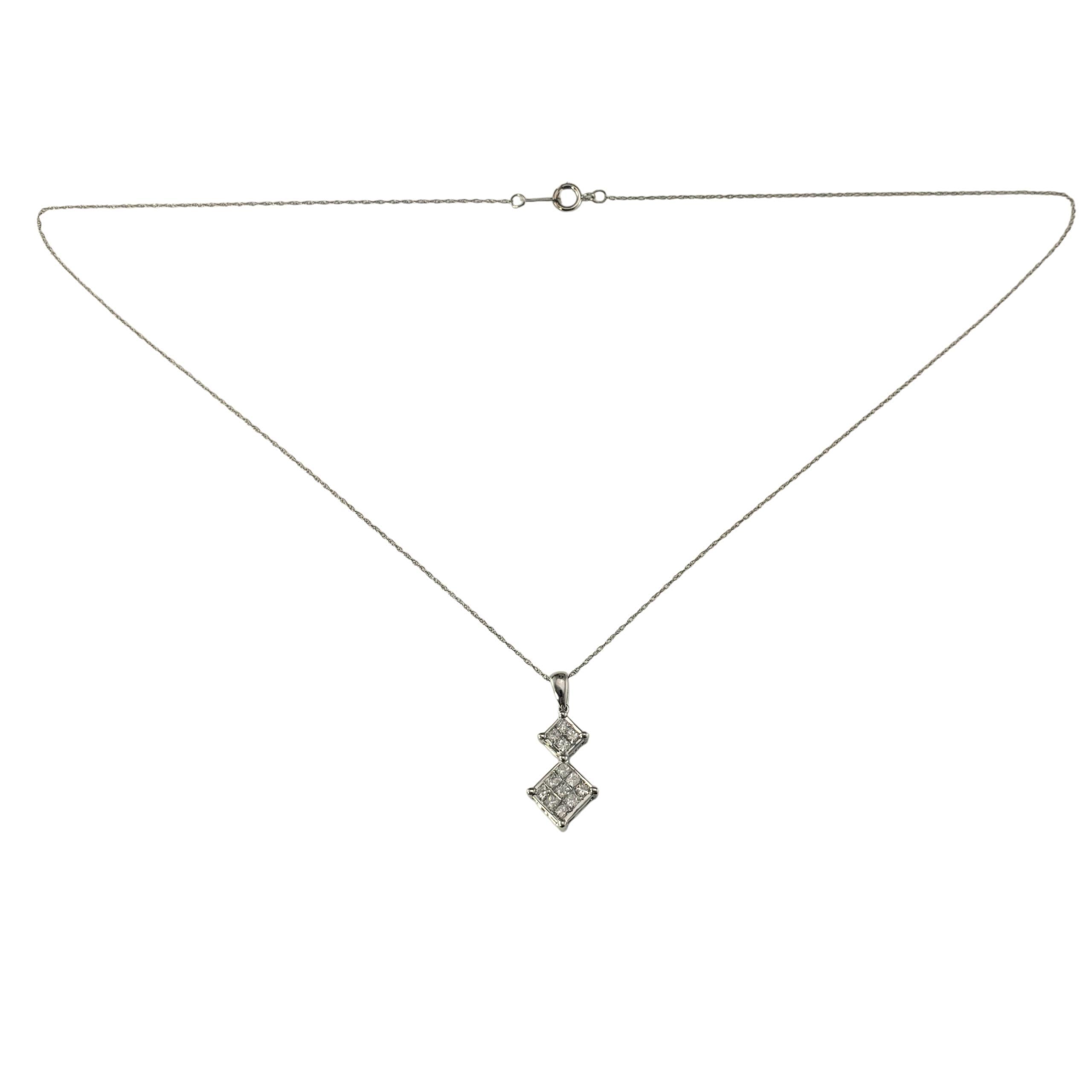 Collana con ciondolo con diamante taglio principessa in oro bianco 10K.

Questo elegante pendente in oro bianco 10K presenta un design geometrico a doppio quadrato con 13 scintillanti diamanti taglio princess. Le linee pulite e la simmetria mettono