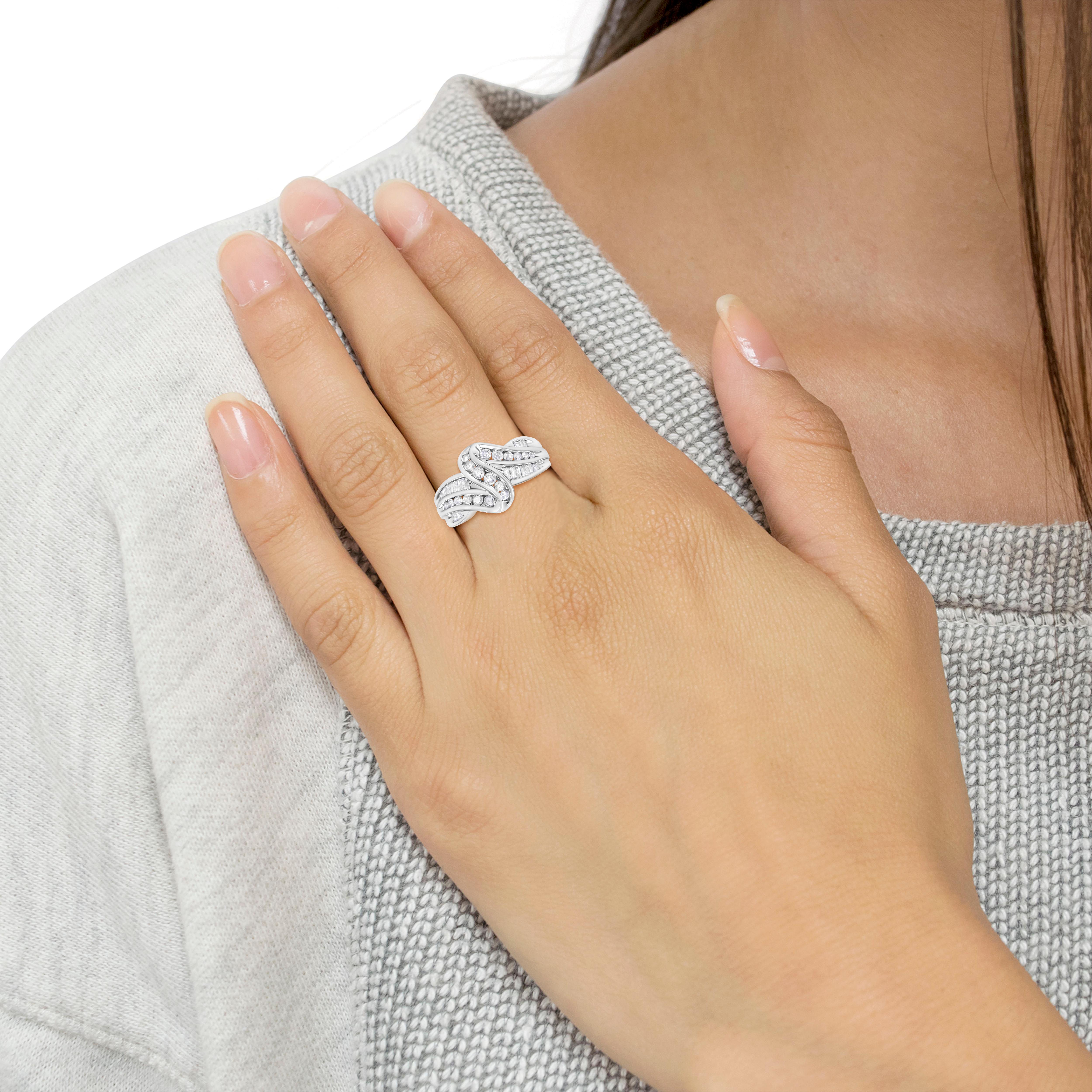 Im Angebot: 10K Weißgold Ring 3/4 Karat runder und Baguetteschliff Diamant Bypass-Ring () 5