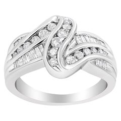 Anillo de oro blanco de 10 quilates Anillo de derivación con diamantes redondos y talla baguette de 3/4 quilates