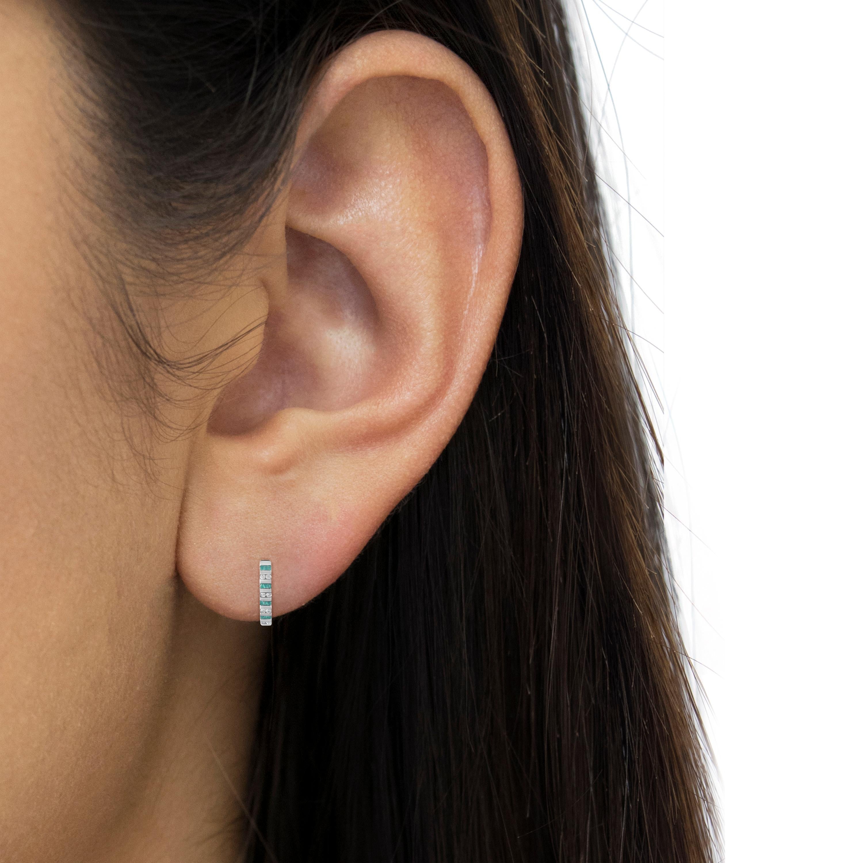 Orecchini a cerchio in oro bianco 10k con diamanti tondi e baguette blu da 1/2 ct. In condizioni Nuovo in vendita a New York, NY