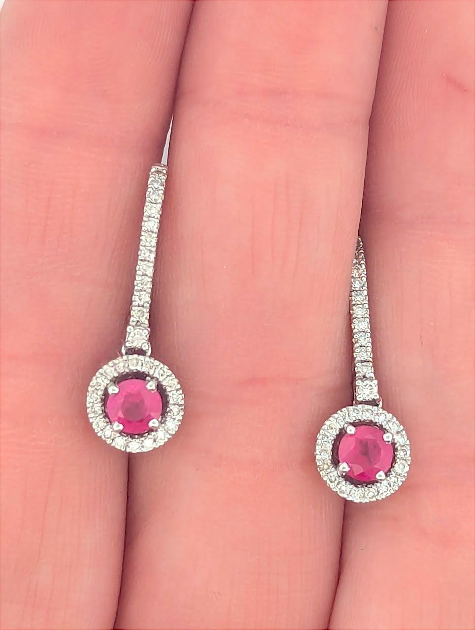 Eleva la tua eleganza con questi orecchini a leva in oro bianco 10K, caratterizzati da Rubini naturali da .40 CTW abbinati a Diamanti naturali da .35 CTW per uno scintillio radioso. Con una raffinata goccia di 3/4