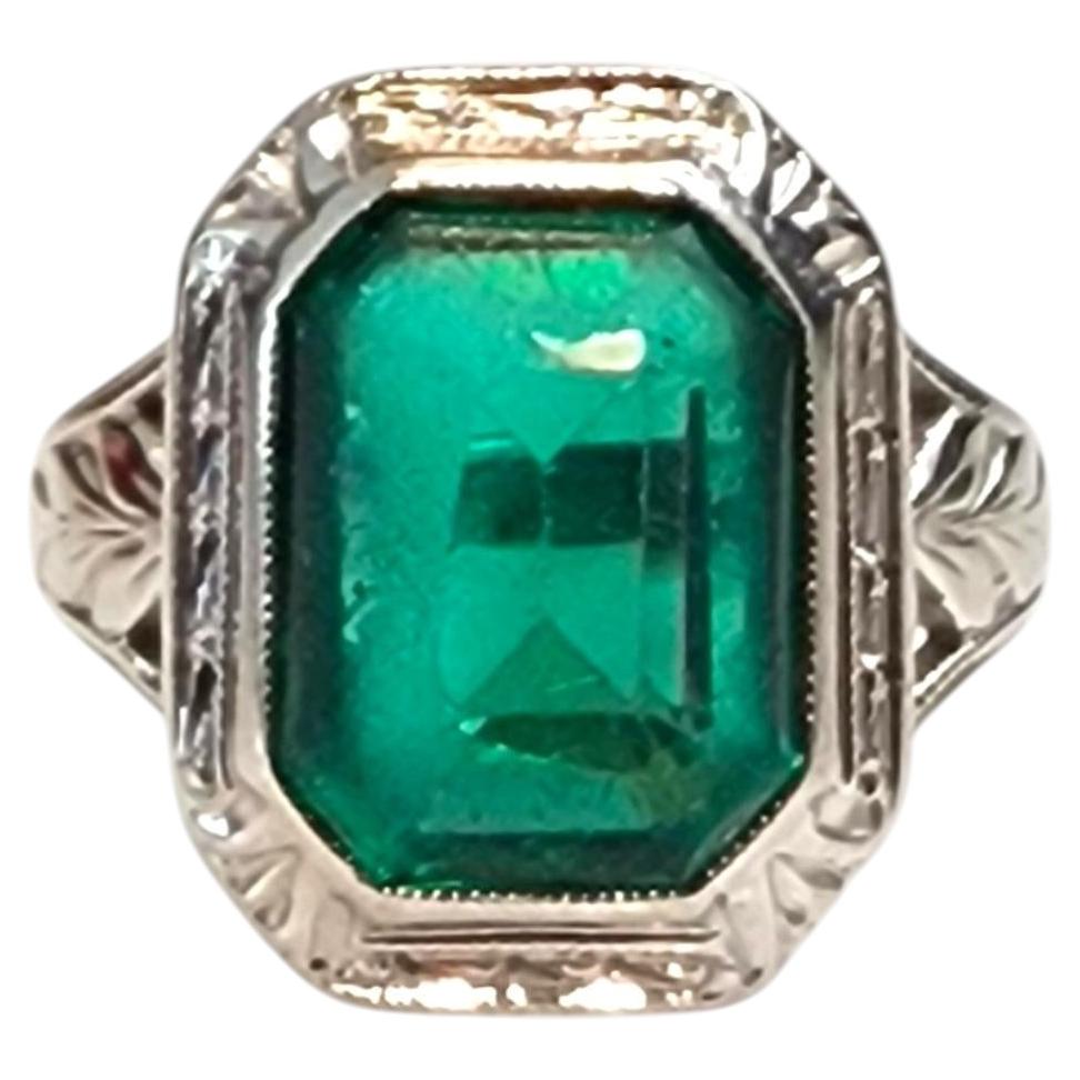 10-karätiger Ring aus Weißgold mit Smaragdimitat #25452 im Angebot