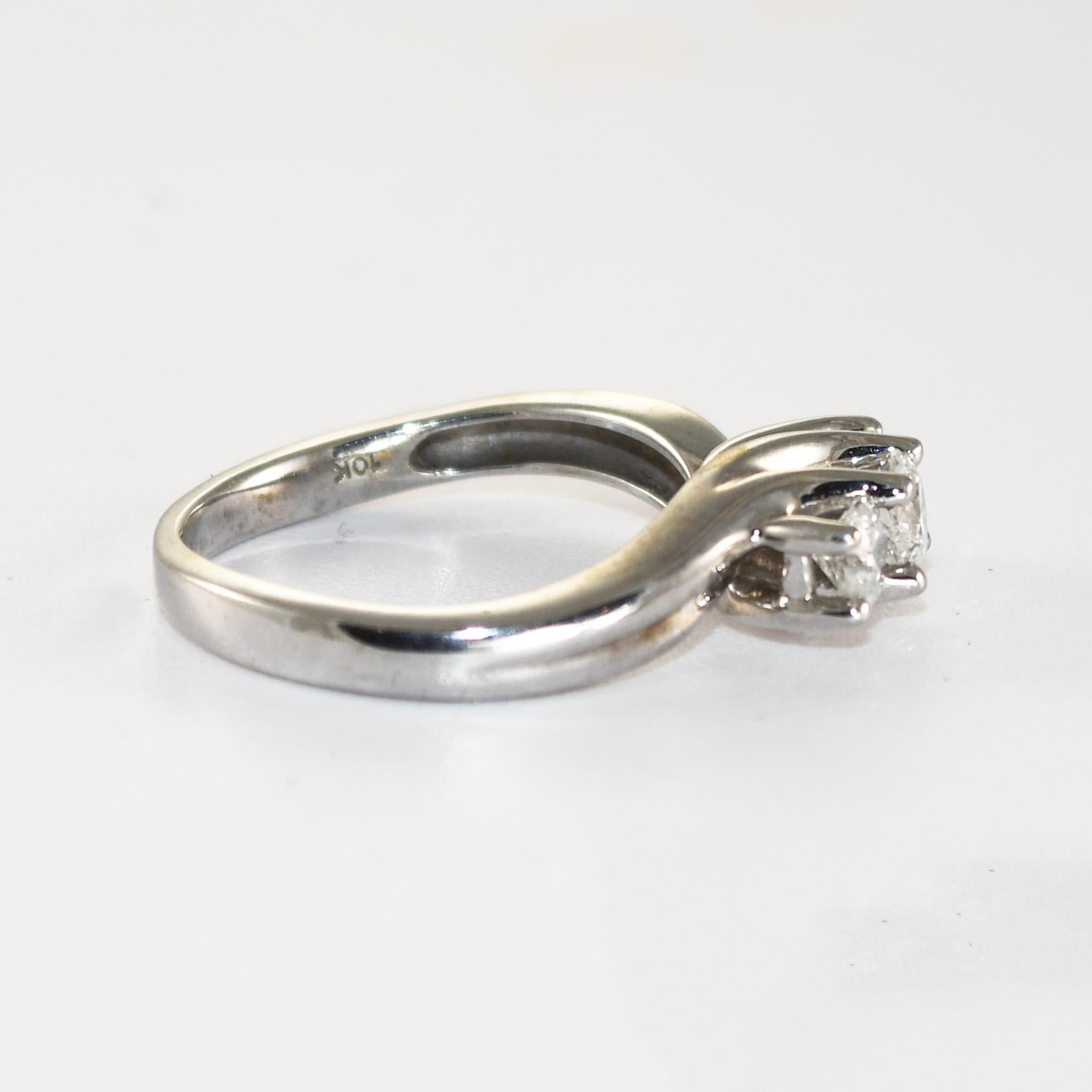 Taille ronde Bague trois diamants en or blanc 10K 0,65ct en vente