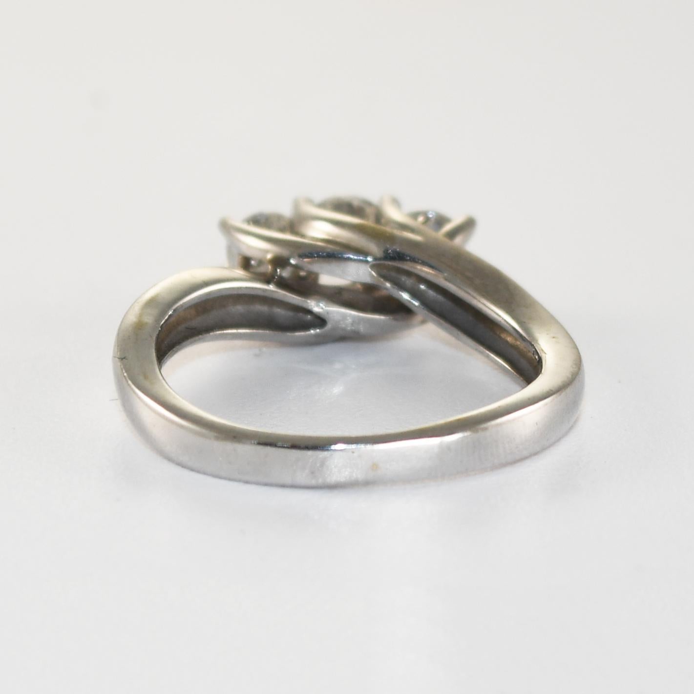 Bague trois diamants en or blanc 10K 0,65ct Excellent état - En vente à Laguna Beach, CA