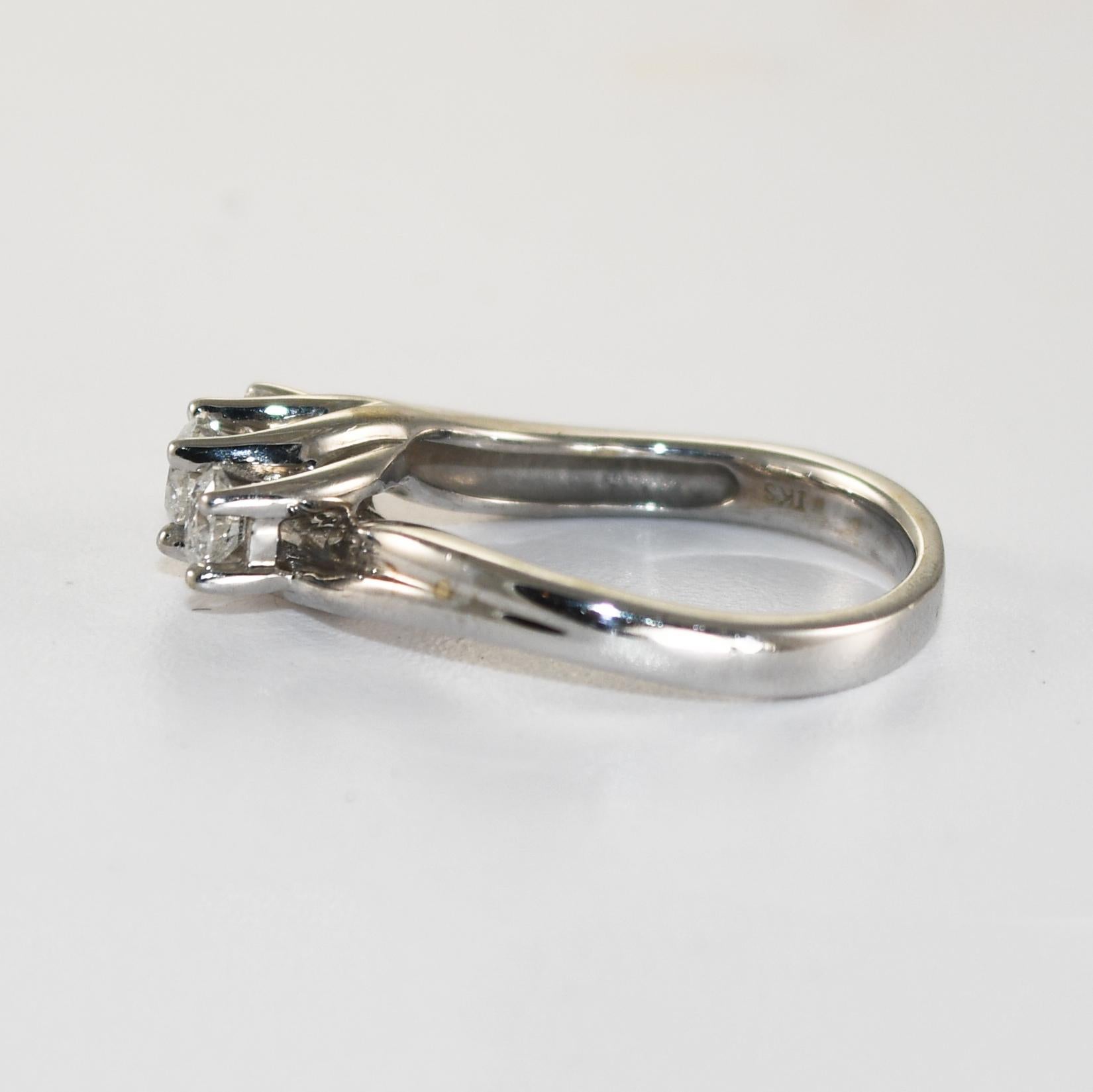 Bague trois diamants en or blanc 10K 0,65ct Unisexe en vente
