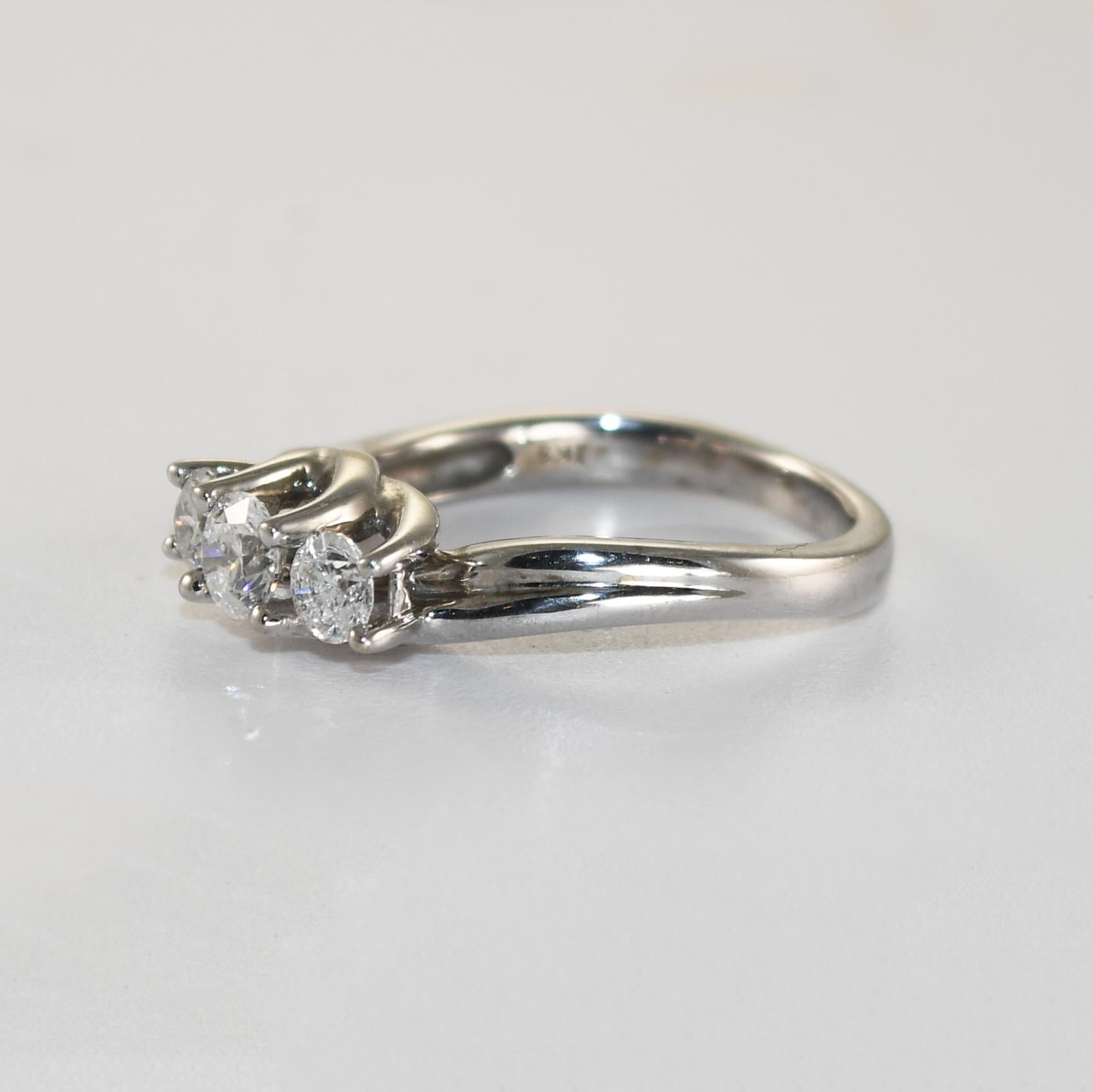 Bague trois diamants en or blanc 10K 0,65ct en vente 1
