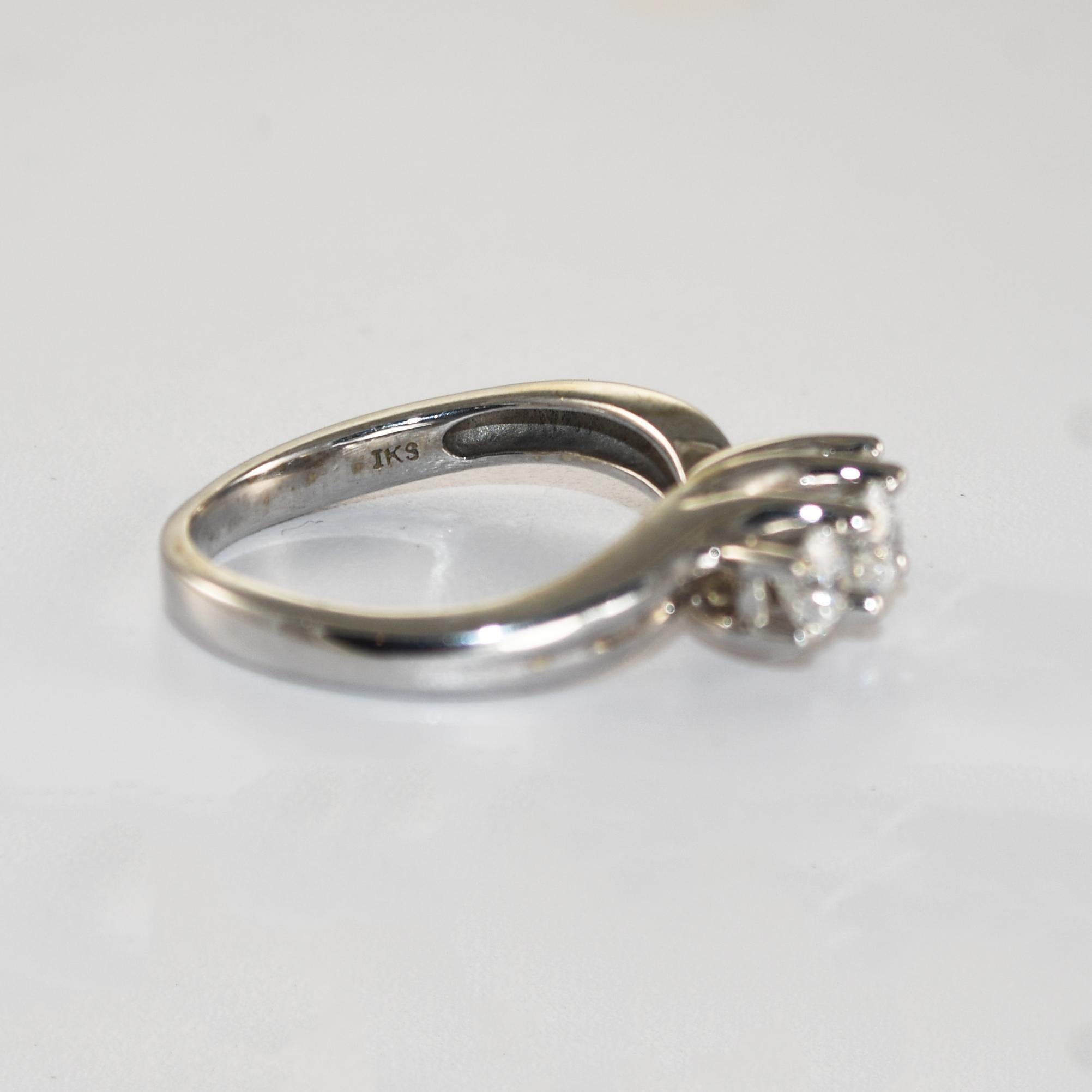 Bague trois diamants en or blanc 10K 0,65ct en vente 3