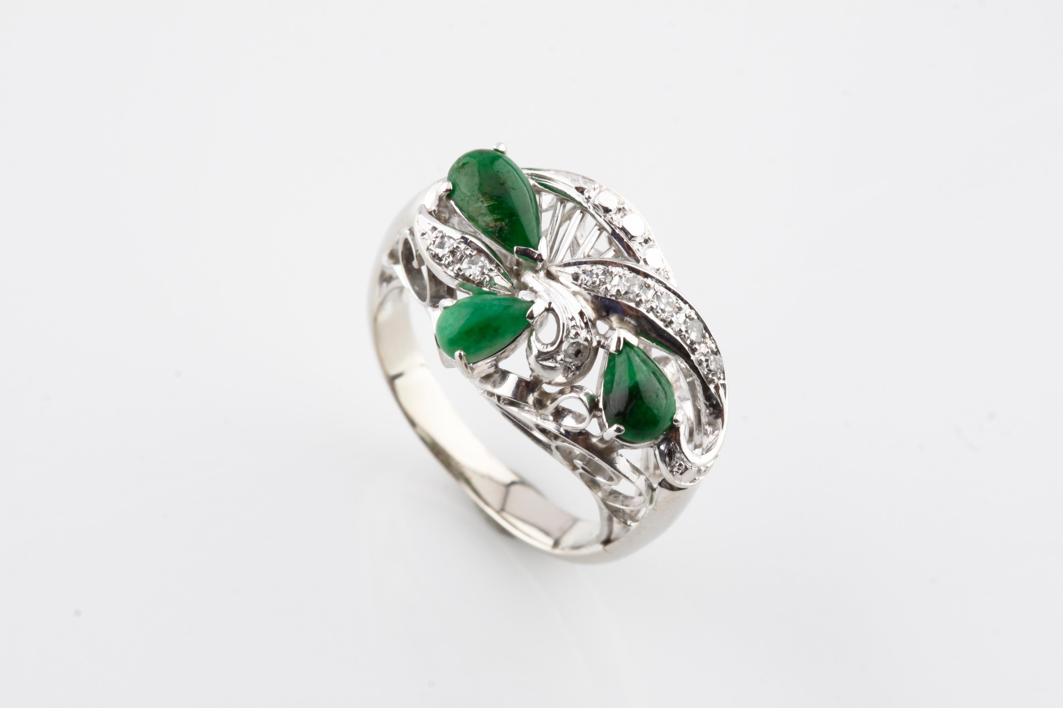 Eine Elektronisch getestet 10k Weißgold Damen gegossen Jadeit & Diamant-Ring. Der Zustand ist gut. Dekoriert mit drei birnenförmigen Cabochon Jadeit & Curling Diamond Scrolls. Hochglanzpolierte Oberfläche.

Enthält:
Cabochon Jadeit in Birnenform mit