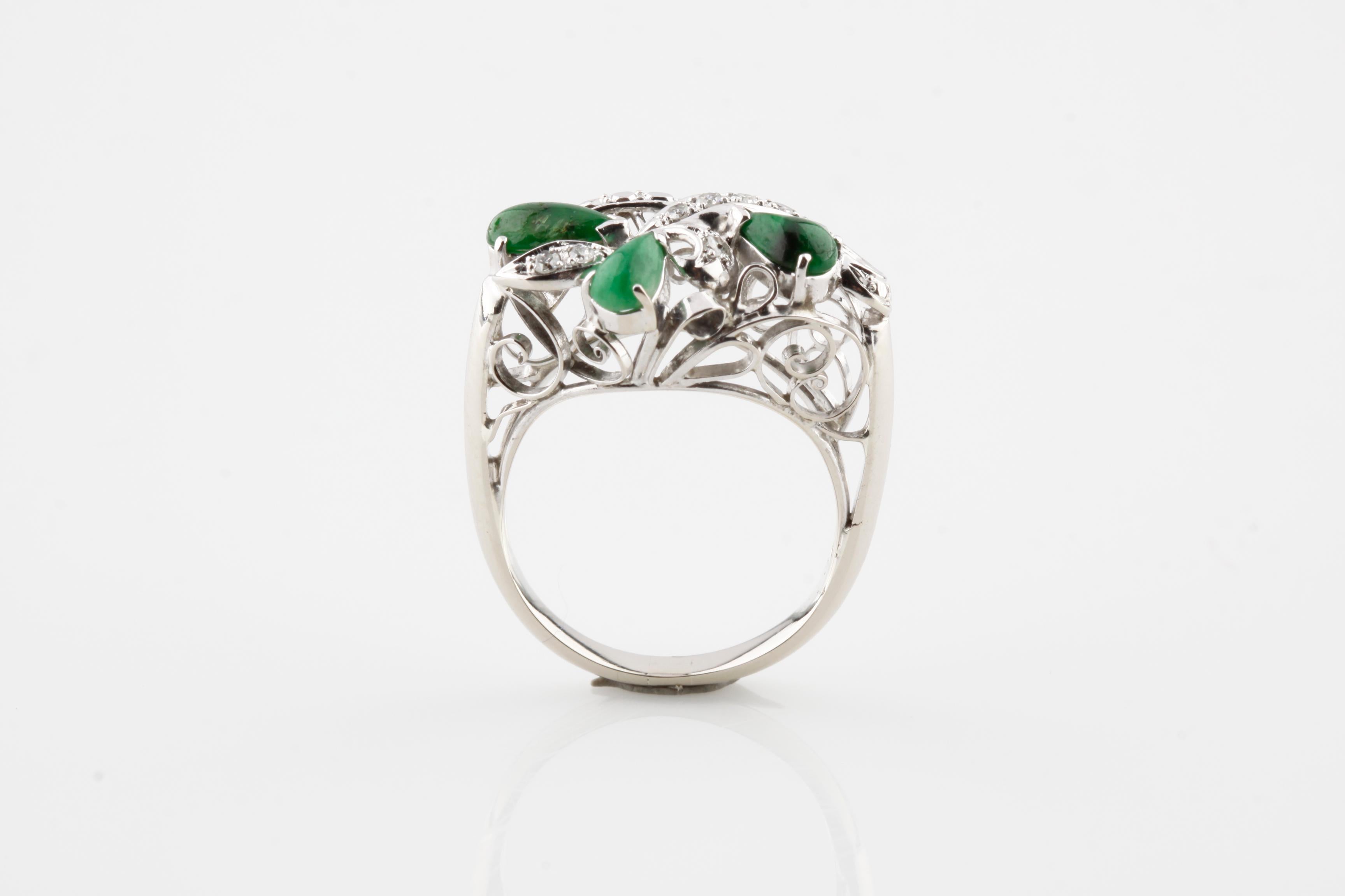 10 Karat Weißgold mit 0,53 Karat Jadeit und 0,10 Karat Diamant-Cluster-Ring, Größe 5,75 (Einfacher Schliff) im Angebot