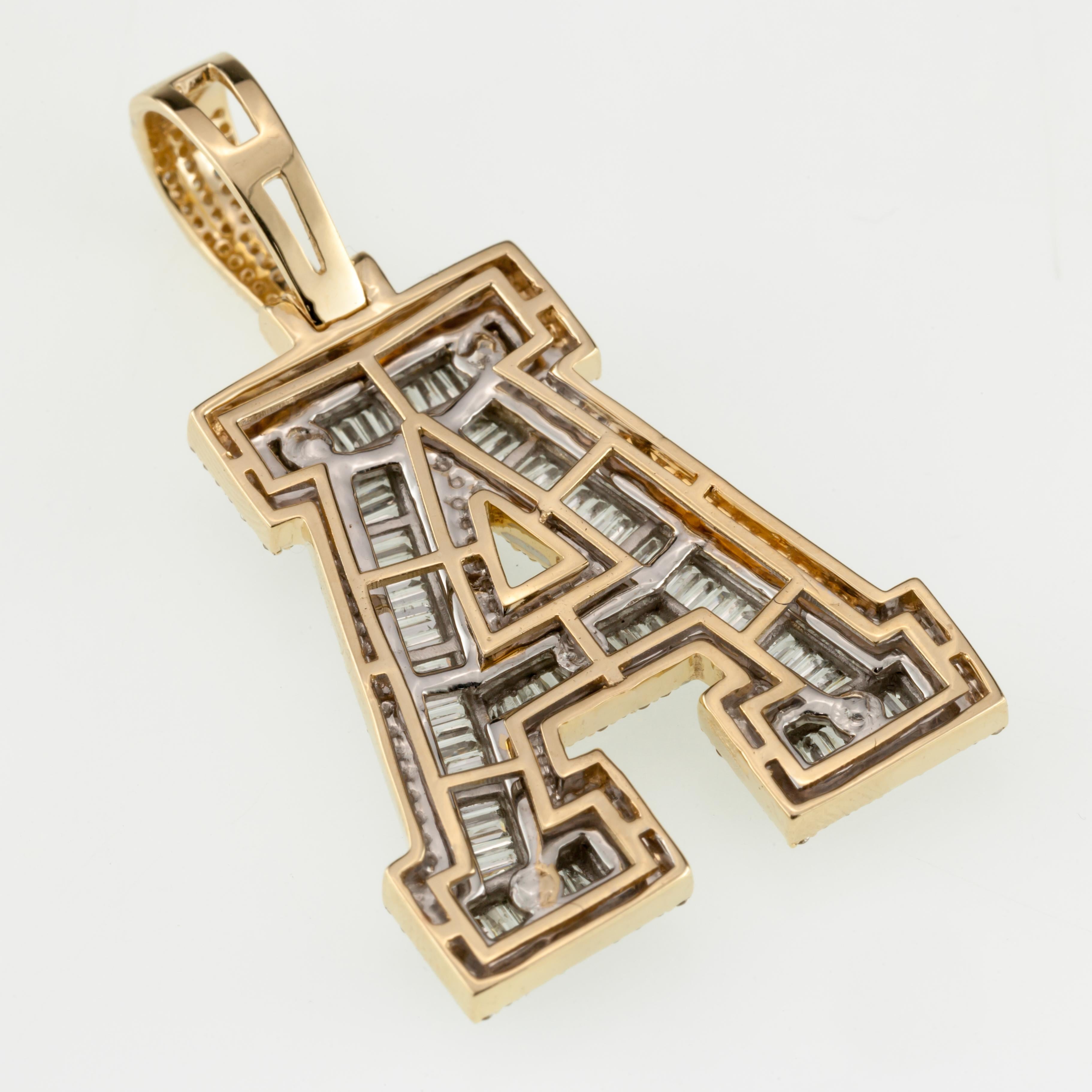 Moderne Pendentif « A » en or blanc et jaune 10 carats avec diamants de 3,50 carats en vente
