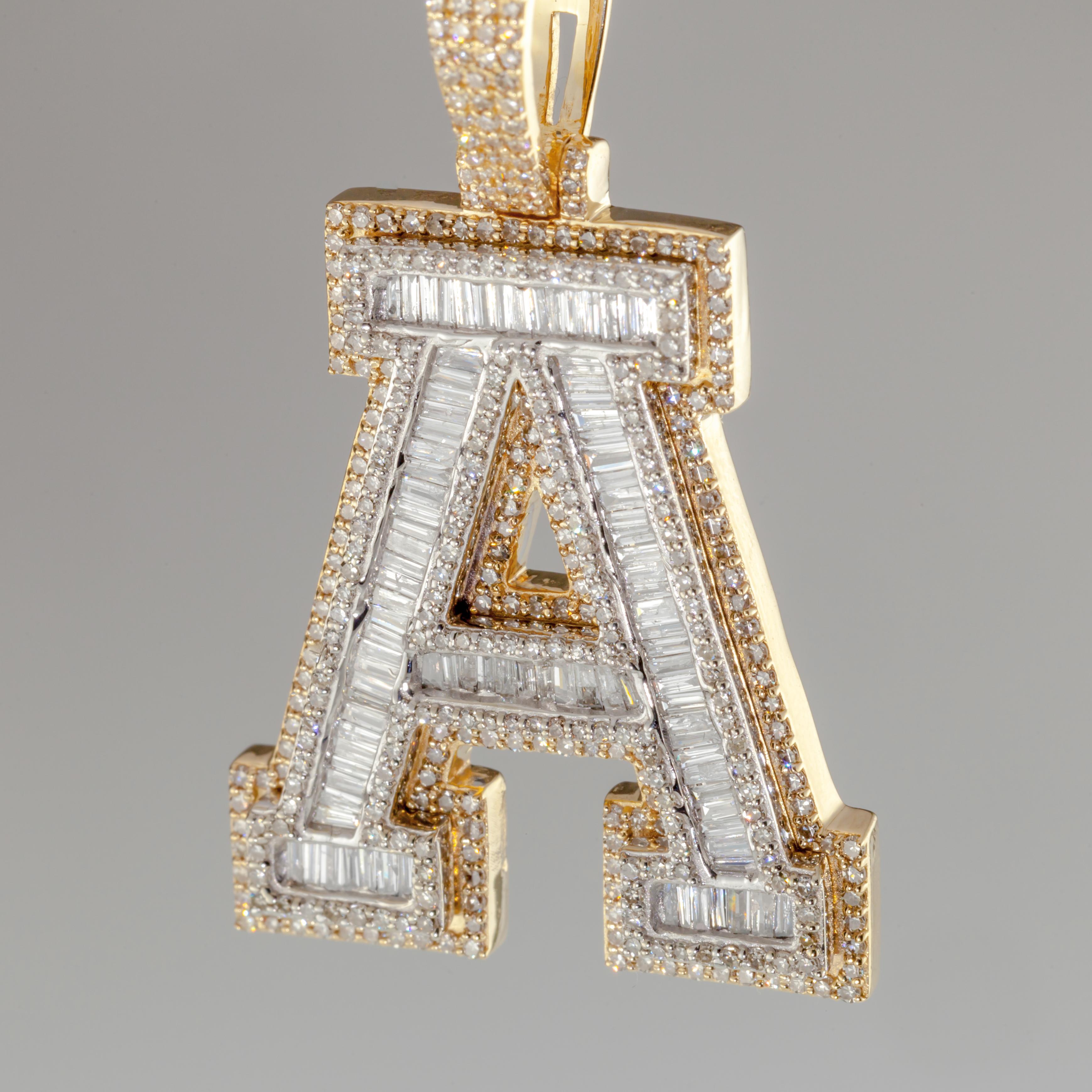 Taille baguette Pendentif « A » en or blanc et jaune 10 carats avec diamants de 3,50 carats en vente