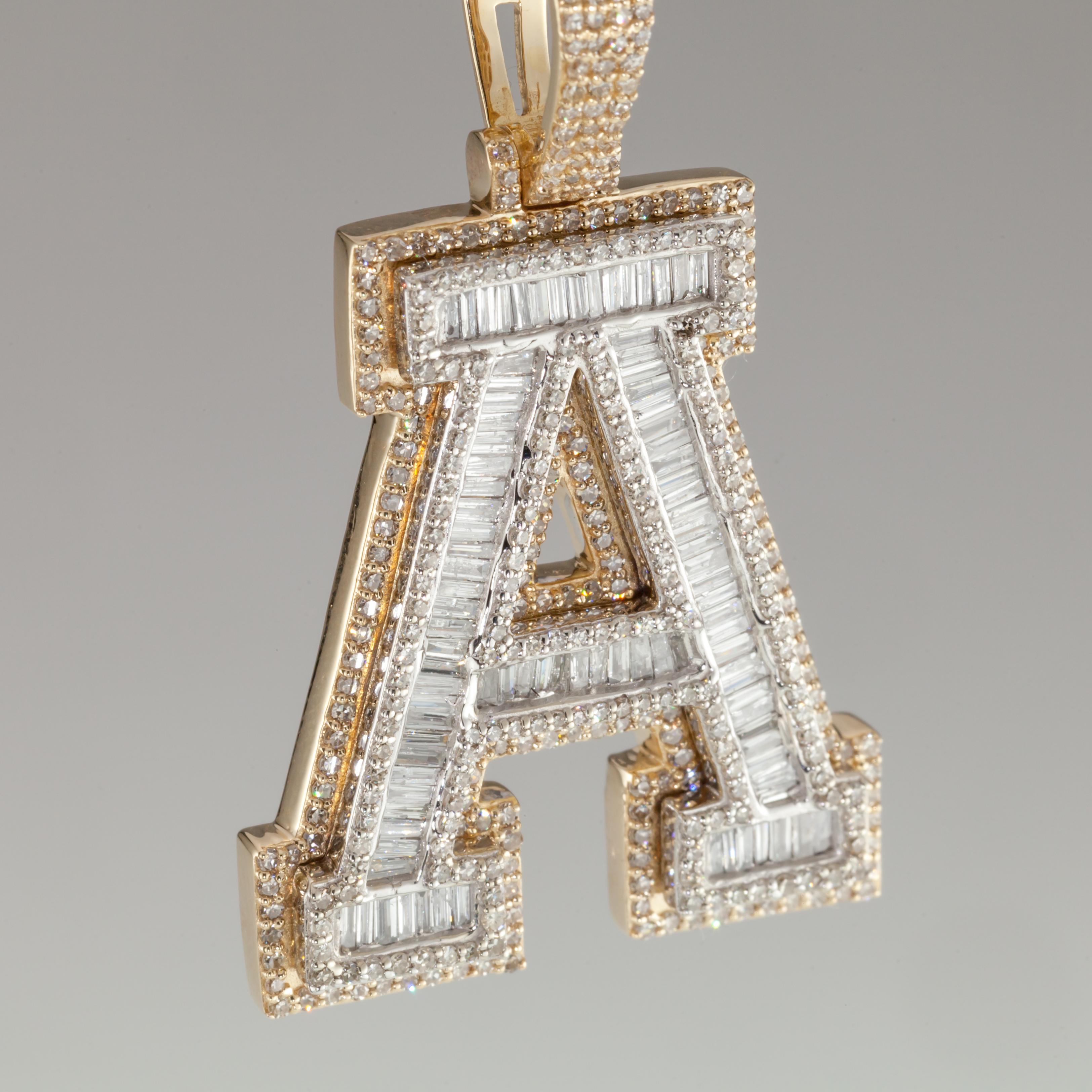 Pendentif « A » en or blanc et jaune 10 carats avec diamants de 3,50 carats Bon état - En vente à Sherman Oaks, CA