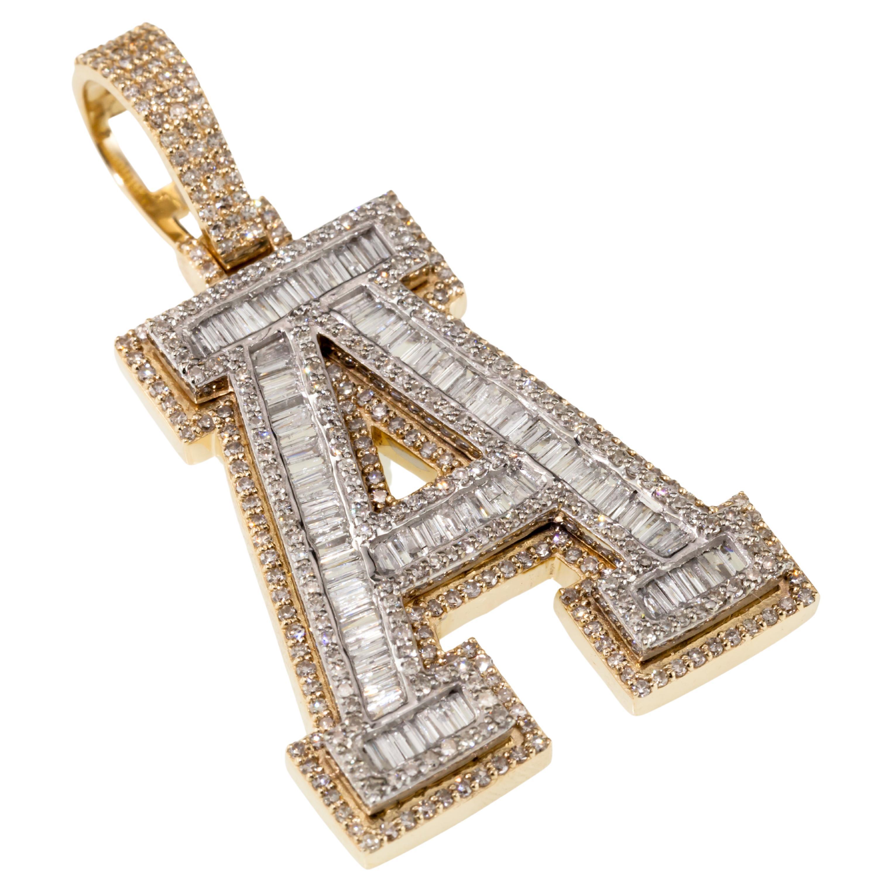 Pendentif « A » en or blanc et jaune 10 carats avec diamants de 3,50 carats en vente