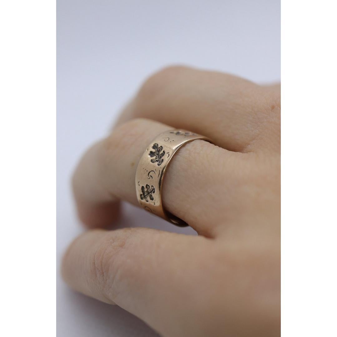 Vintage from the 1920s
Size: 6 3/4 US
Materials: Gold
Band color: Rose gold
Adjustable

Style: Art deco

Beautiful Vintage 10k 7.5mm wide wedding/cigar band. These are getting harder to come by. Can be used as a stackable ring.

10k rose gold with
