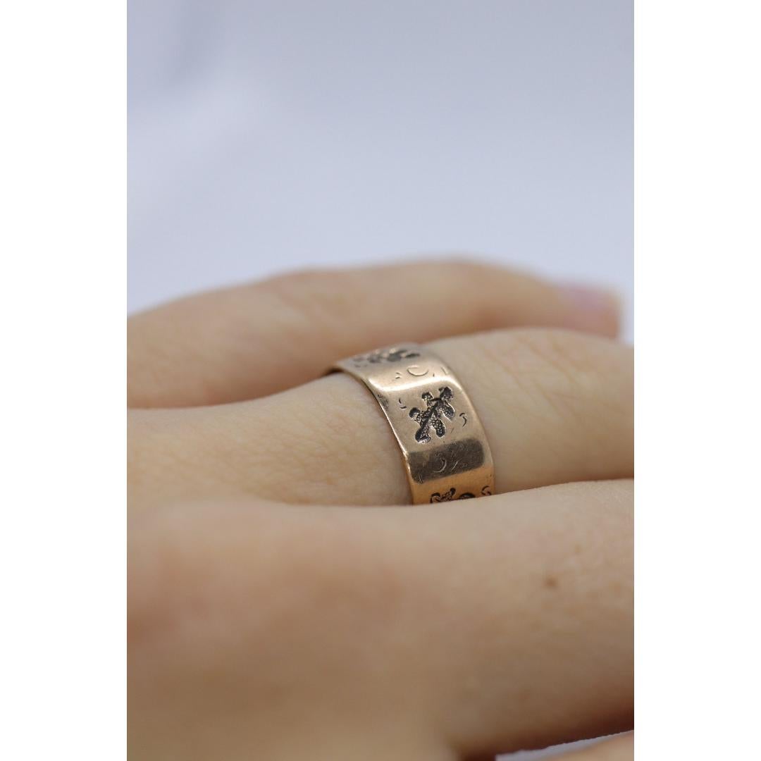10k Wide Cigar band. Rose Gold Vintage Embossed Maple Oak Leaf design. 7.5mm In Good Condition For Sale In Port Charlotte, FL