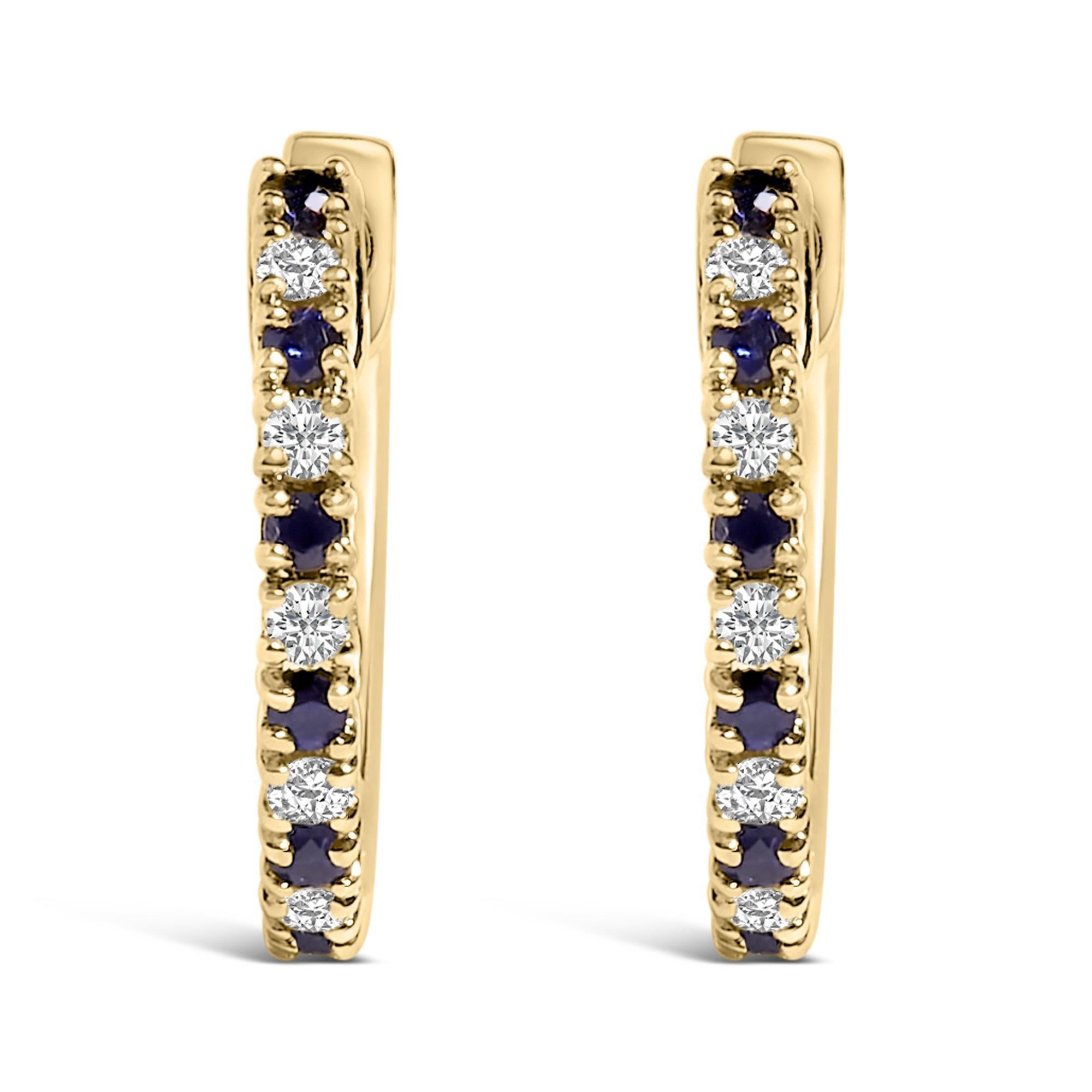 Deléitate con la elegante armonía de brillantes zafiros azules y deslumbrantes diamantes con estos exquisitos pendientes de aro abrazador, magistralmente elaborados en lustroso oro amarillo de 10 quilates. Cada pendiente está adornado con zafiros de