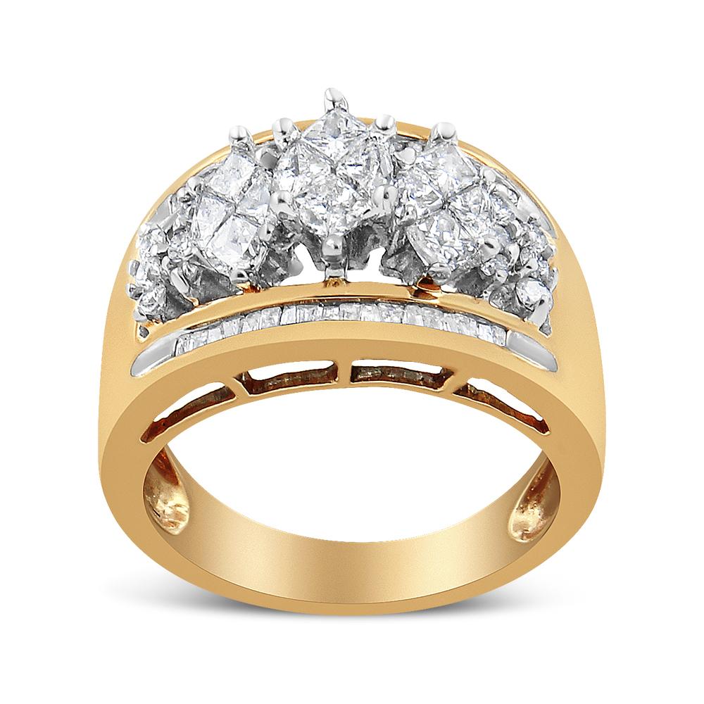 Glamour et accrocheuse, cette superbe bague de cocktail de 1 1/2 c.t. possède une bande en or qui se divise au centre pour mettre en valeur une grappe de diamants naturels de taille pie et ronde. Des diamants taille baguette embellissent la bande en
