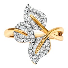Anello a tripla foglia con diamante baguette bypass in oro giallo e bianco 10k da 1/2 carato