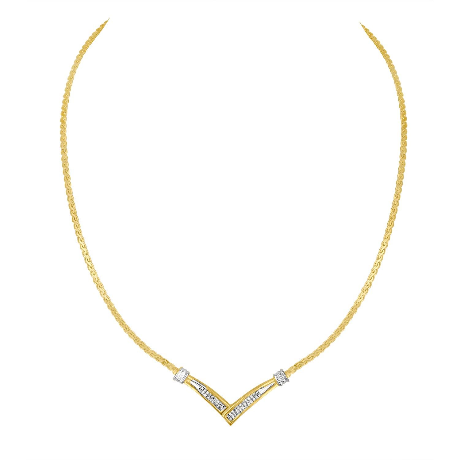 Contemporain Collier en forme de « V » en or jaune et blanc 10 carats avec diamants de 1/2 carat en vente