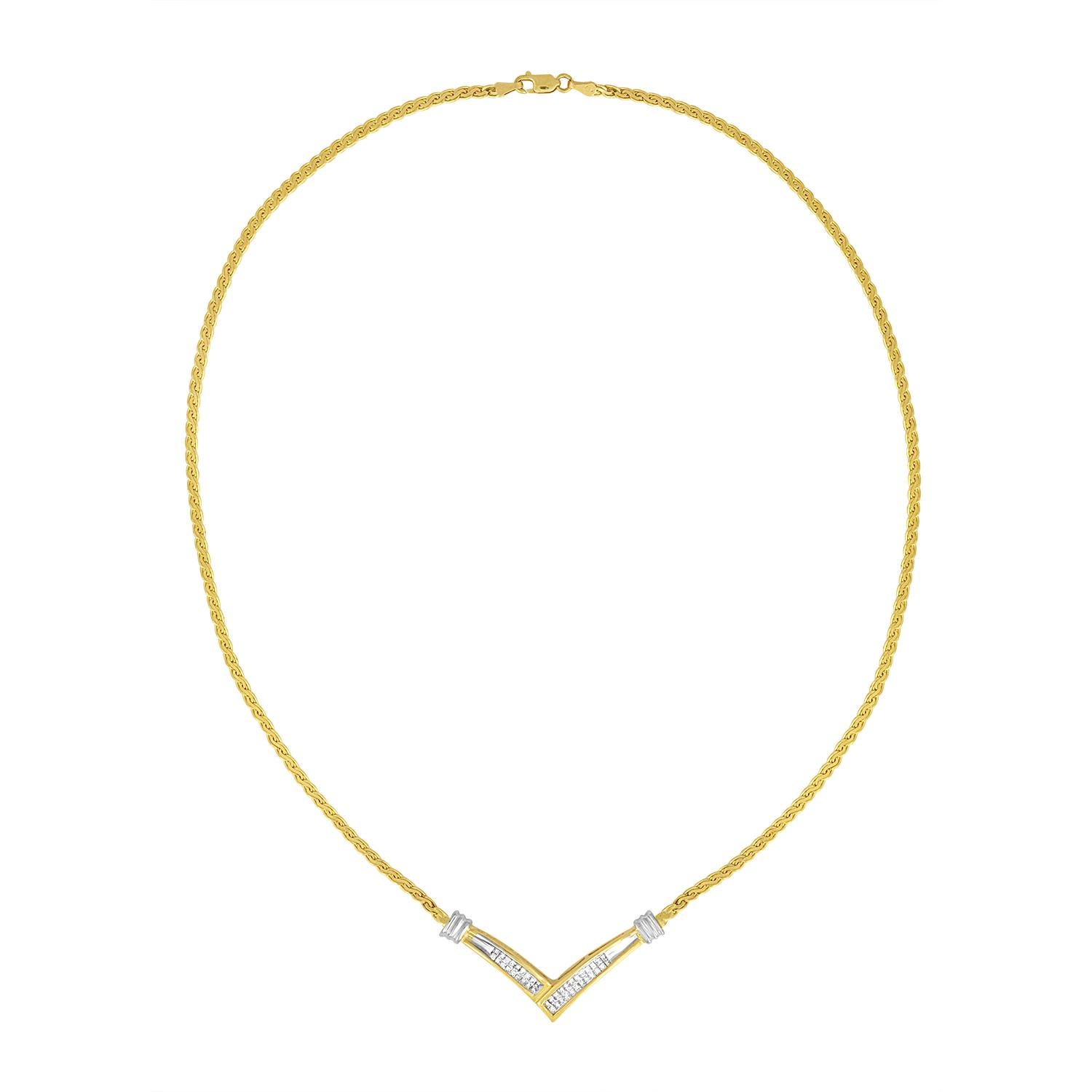 Questo lussuoso pendente è caratterizzato da una forma a V intarsiata con diamanti scintillanti. Realizzata in oro giallo e bianco 10k, questa collana sfoggia 1/2ct TDW di diamanti. Una V in oro giallo è tempestata da 42 scintillanti diamanti taglio
