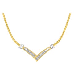 10k Gelb- und Weißgold Diamant-Halskette in "V"-Form