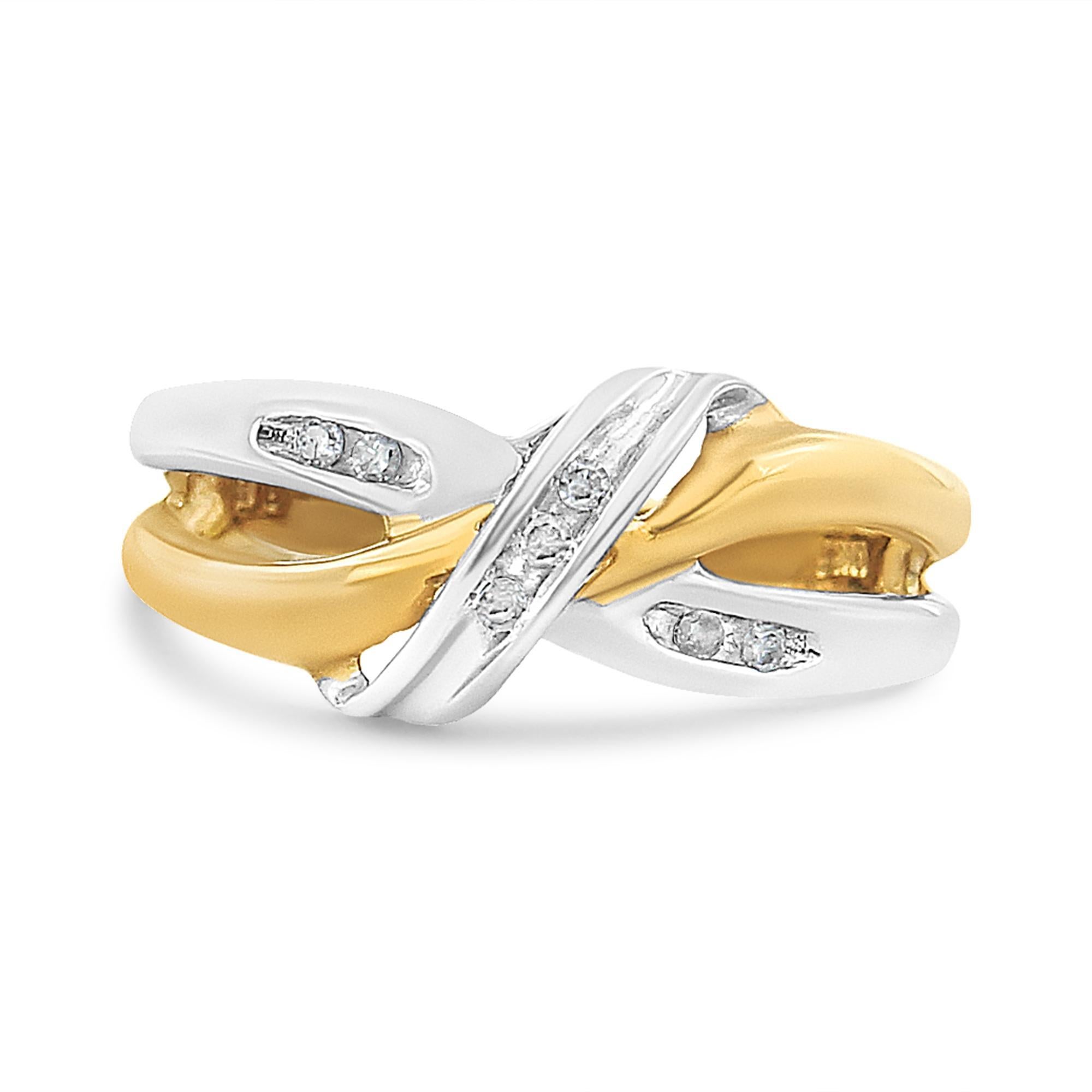Entfalten Sie Ihren inneren Glanz mit diesem funkelnden Bypass-Ring aus 10 Karat Gold. Gelbgold ist mit Weißgold überlagert, so dass ein atemberaubendes Bypass-Design entsteht. Der Ring ist mit natürlichen Diamanten im Rundschliff in einer eleganten
