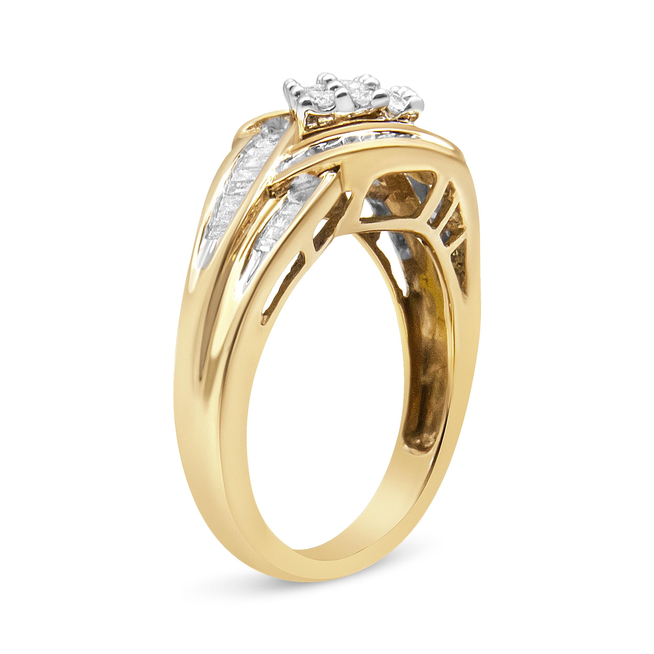 Contemporain Bague en or jaune et blanc 10 carats avec grappe de diamants de 3/4 carat et tourbillon en vente