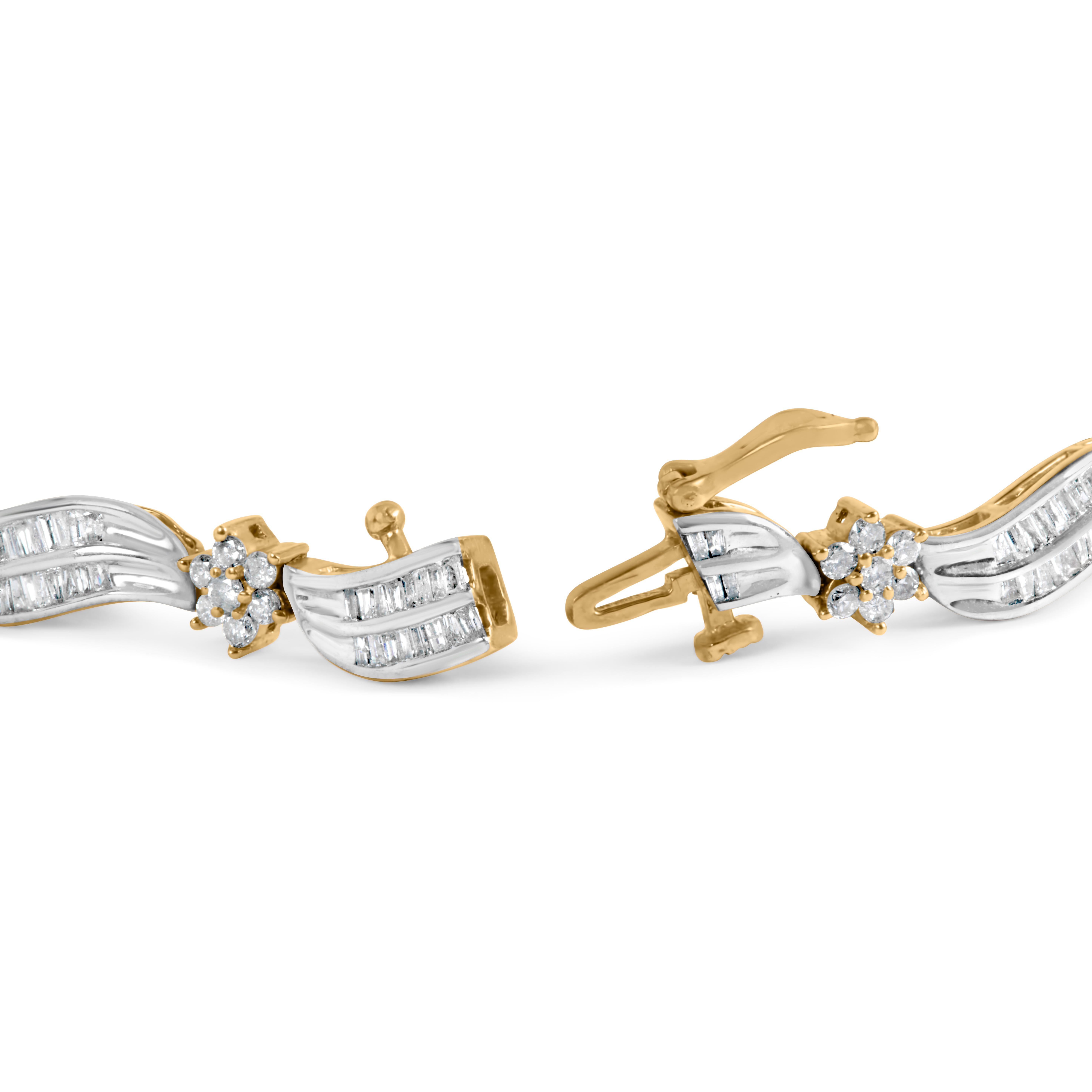 Offrez-vous le luxe avec ce superbe bracelet en or jaune et blanc 10K, orné de 3,00 cttw de diamants naturels à couper le souffle. Avec un total de 243 diamants ronds et baguettes, cette pièce est un véritable chef-d'œuvre, brillant avec une couleur
