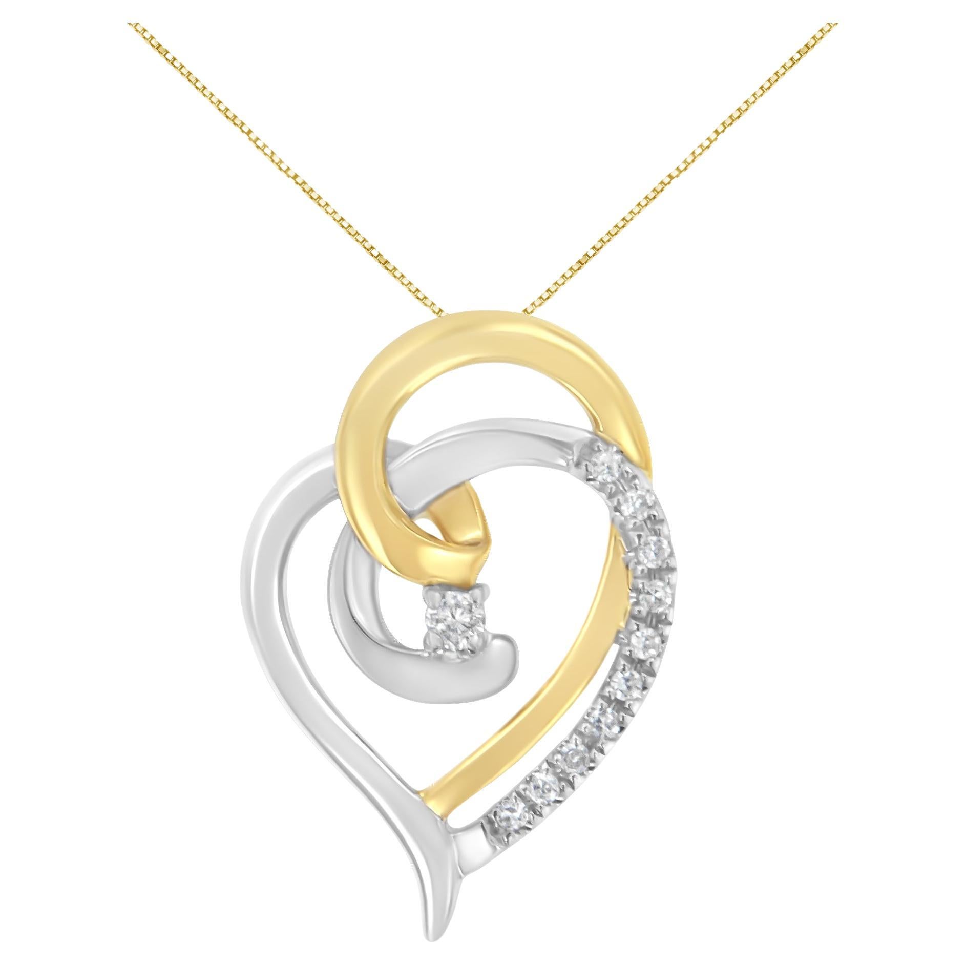 Pendentif en or jaune et blanc 10 carats orné d'un double cœur en forme de spirale et de diamants  en vente