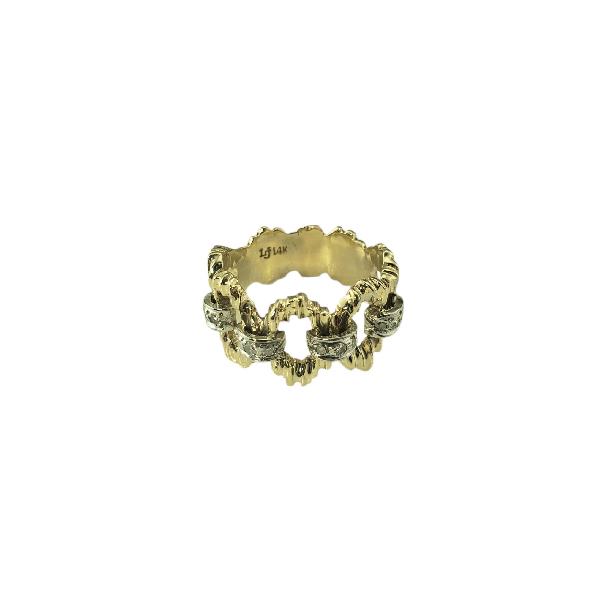 Bague en or jaune et blanc 10 carats avec diamant Taille 7.5-7.75

Cette bague accrocheuse en or jaune 10K présente un design ouvert audacieux avec une riche finition texturée et accentuée par 12 diamants ronds de taille unique sertis en or blanc,