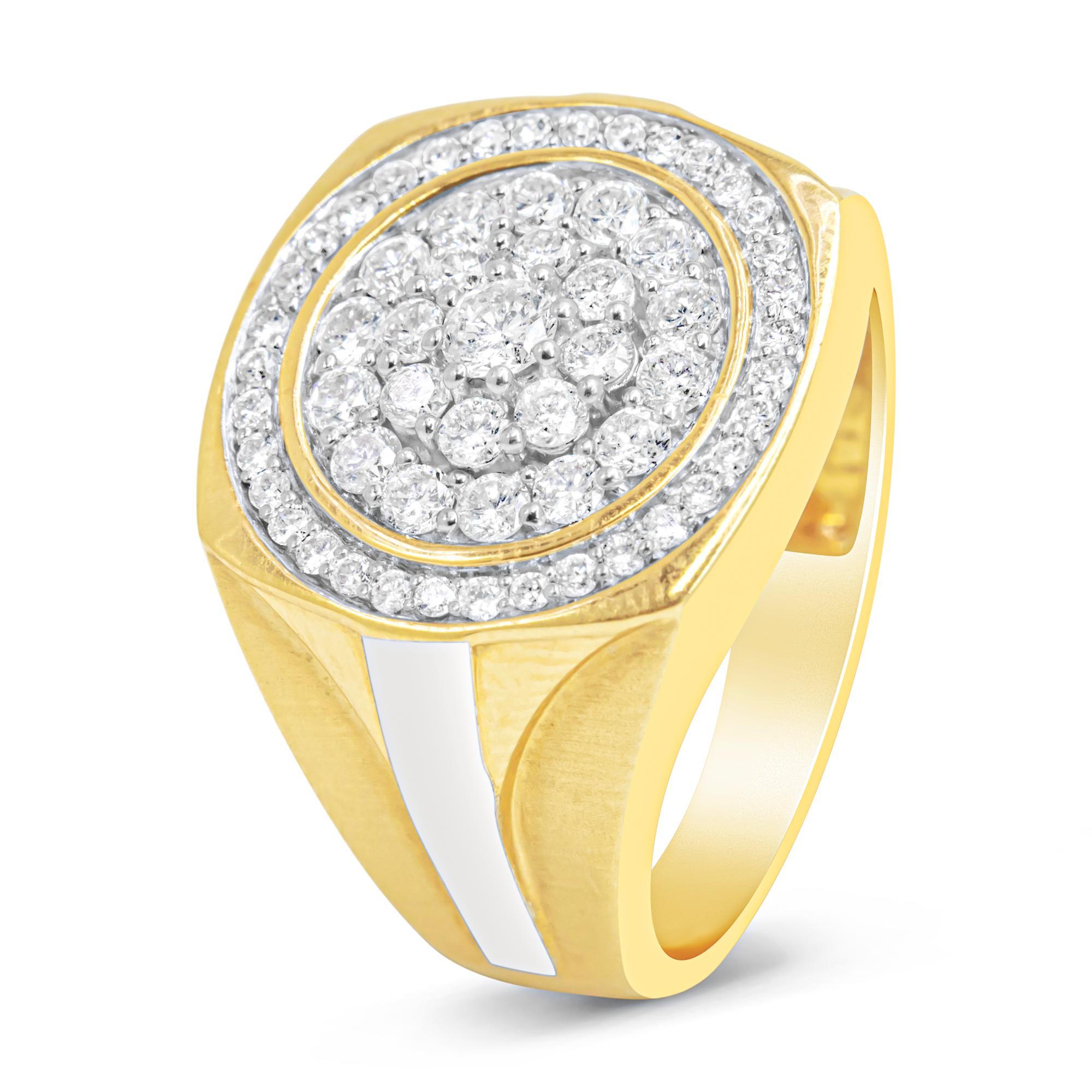 Irradia raffinatezza ed eleganza senza tempo con il nostro squisito anello con sigillo da uomo, magistralmente realizzato in oro giallo 10K. Al centro di questo formidabile design c'è un ammaliante gruppo di diamanti naturali, per un totale di 1,5