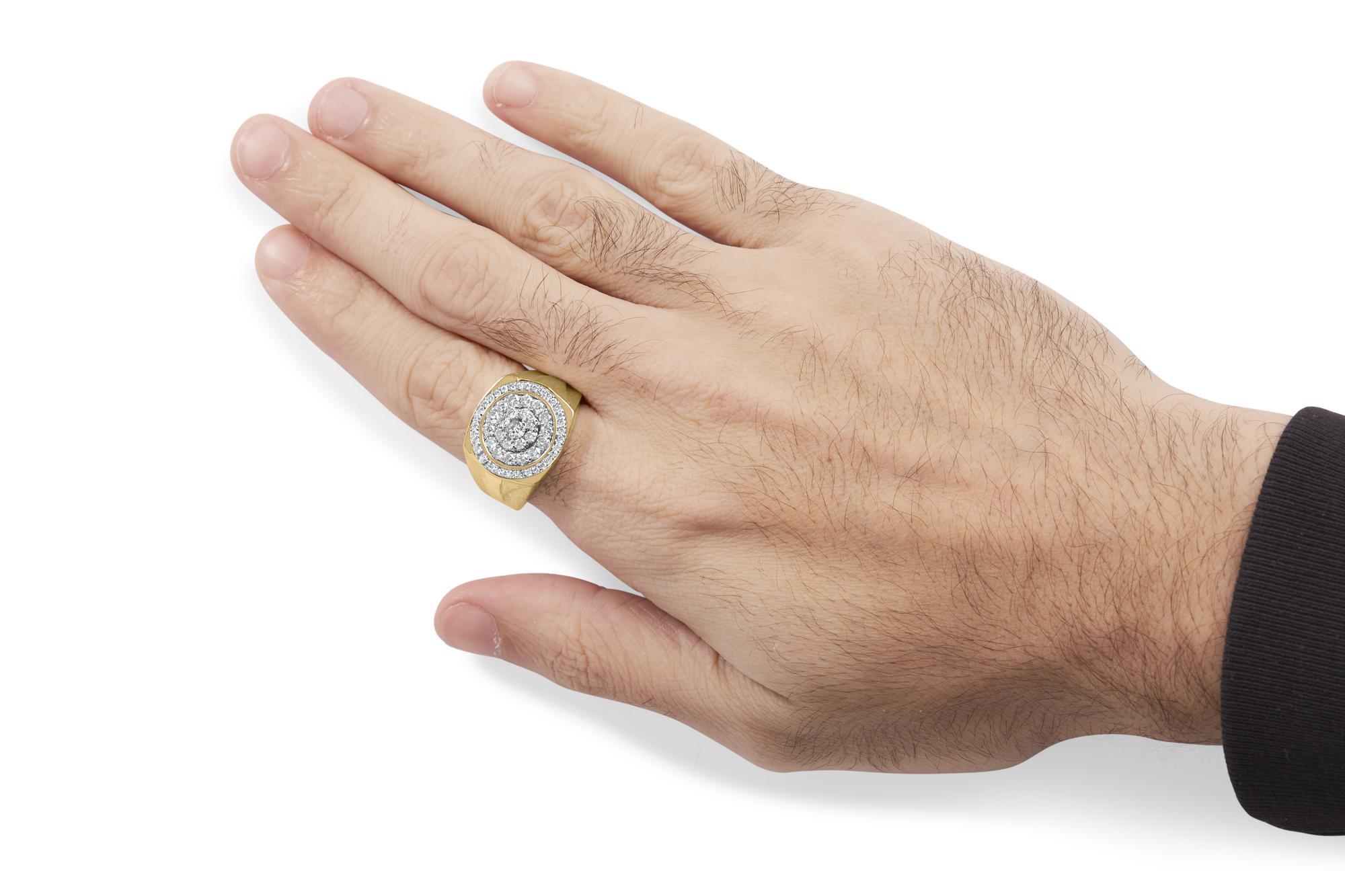 Anello da uomo in oro giallo 10K con diamanti a grappolo e aureola da 1,5 carati In condizioni Nuovo in vendita a New York, NY