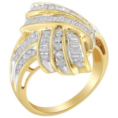 Anillo de cóctel de oro amarillo de 10 quilates con 1 1/5 quilates de diamantes en bypass