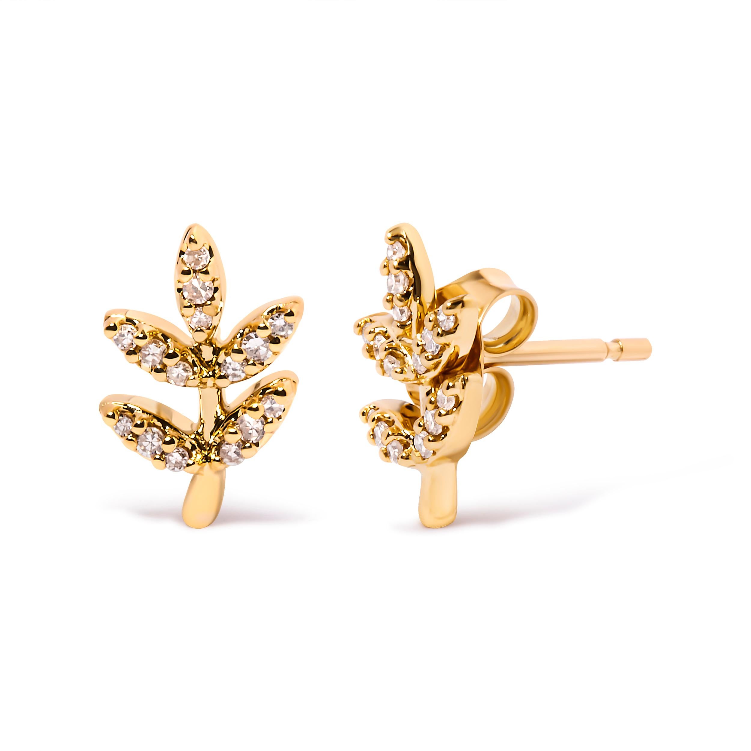 Wir präsentieren unsere exquisiten Ohrstecker mit Blättern und Zweigen aus 10 Karat Gelbgold, ein fesselndes Meisterwerk, das die Eleganz der Natur mühelos mit zeitloser Raffinesse verbindet. Diese mit äußerster Präzision gefertigten Ohrringe weisen