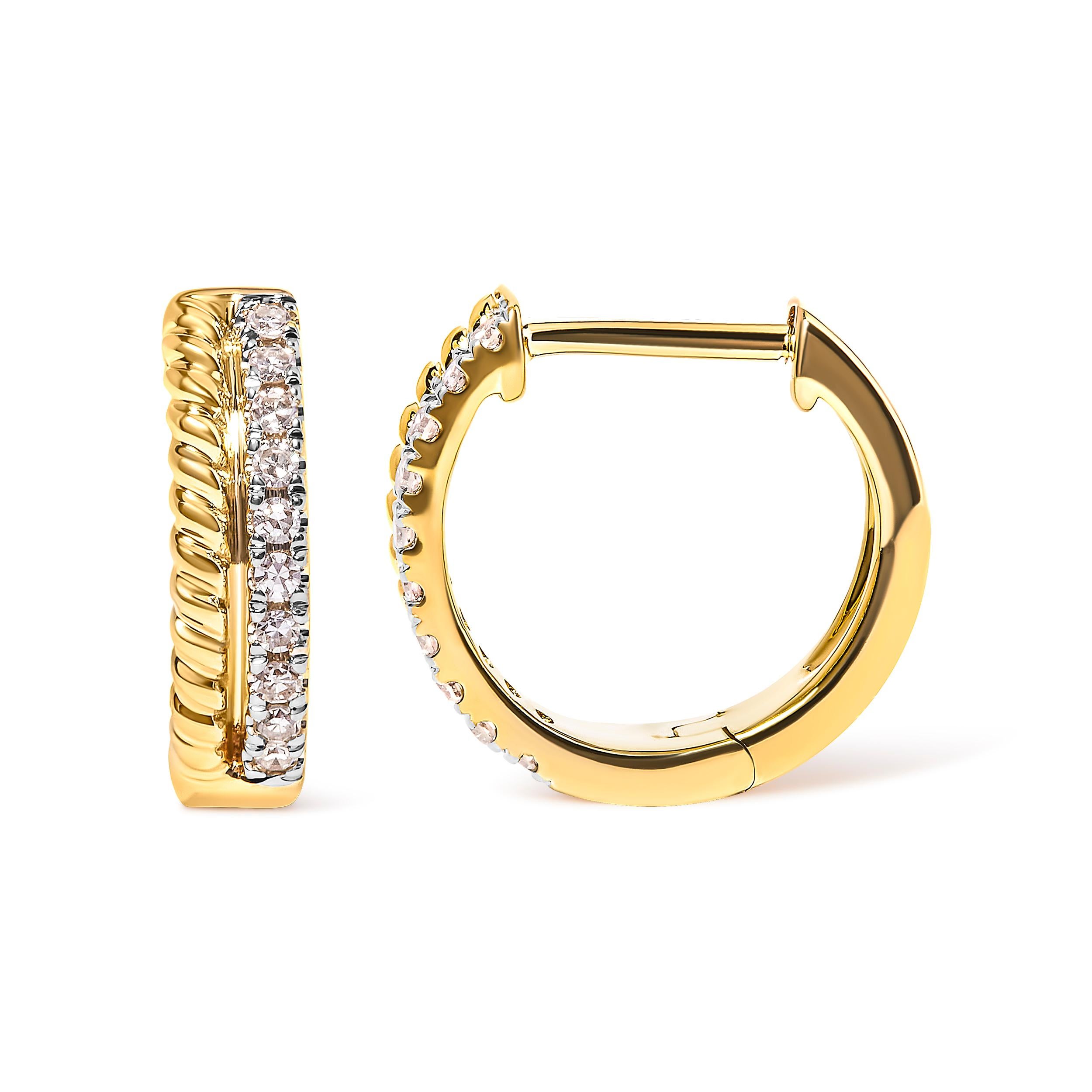 10K Gelbgold 1/10 Karat Diamant und Seildrehung Huggy Creolen Ohrringe (Moderne) im Angebot
