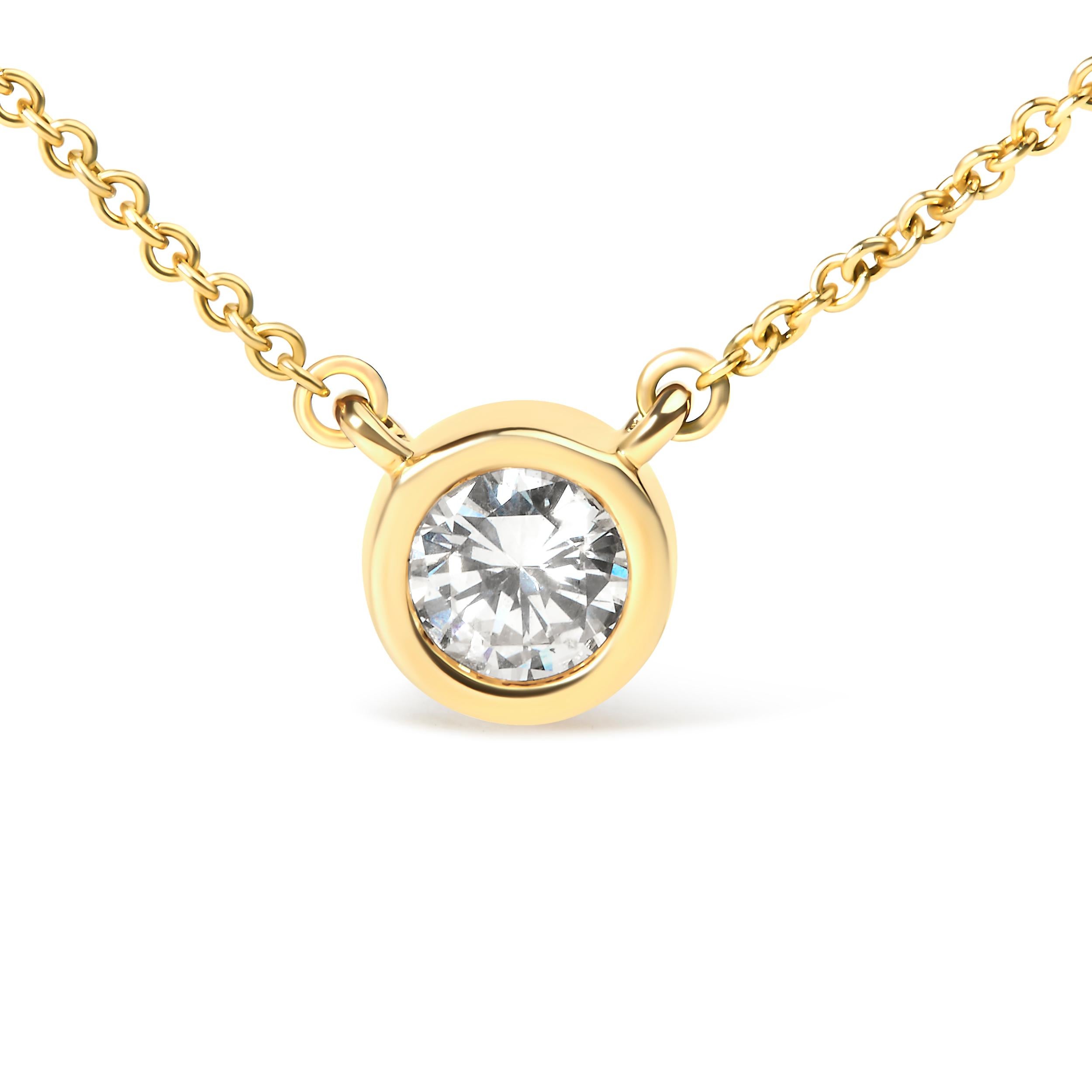 Embrassez la simplicité avec une touche d'élégance intemporelle grâce à ce collier pendentif exquis, réalisé avec brio en or jaune 10 carats, et orné d'un diamant rond de taille brillant de 1/10 carat. L'origine naturelle du diamant lui confère un